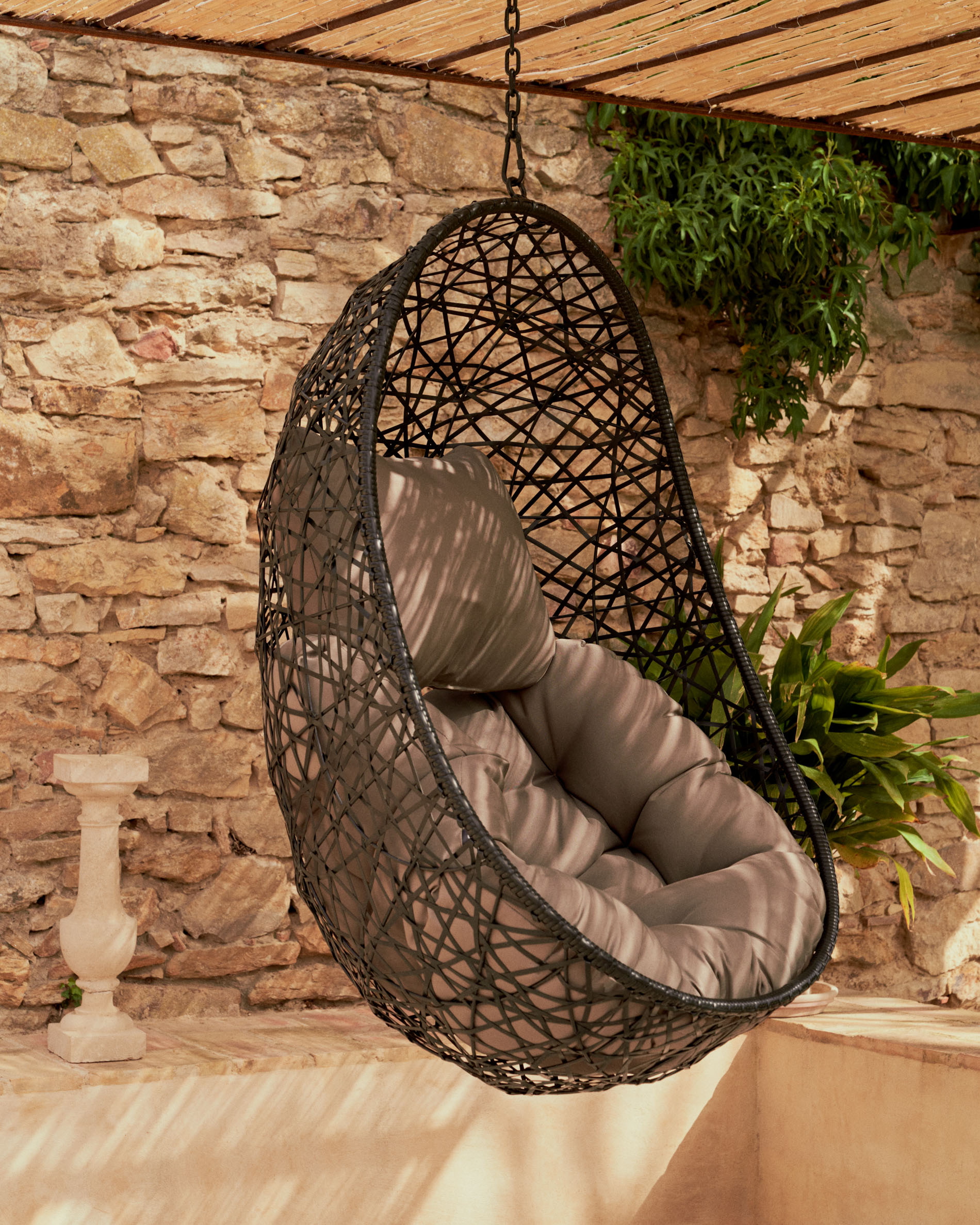 Kave Home Hangstoel 'Florina' kleur Antraciet