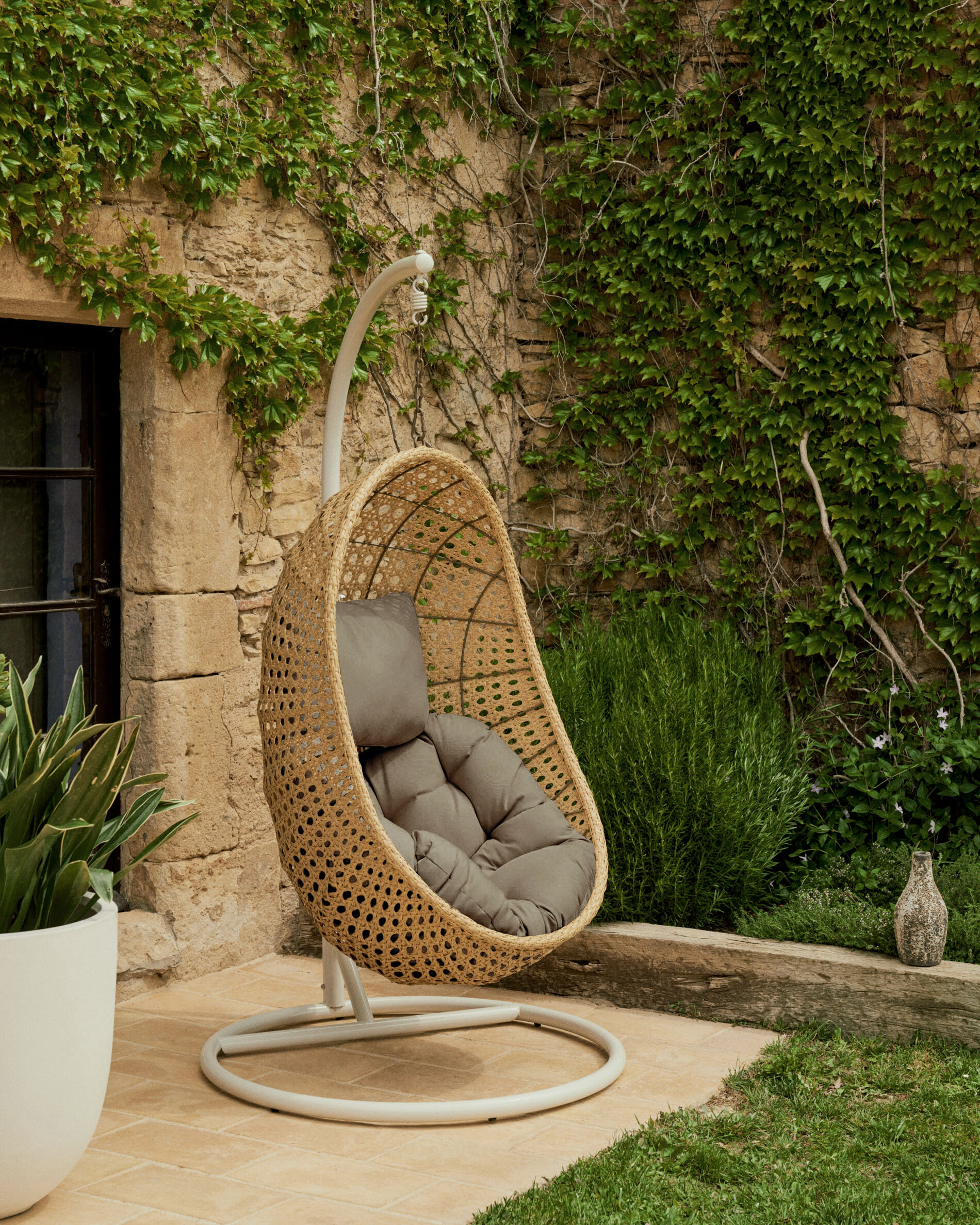 Kave Home Hangstoel met standaard 'Cira' kleur Naturel/Beige
