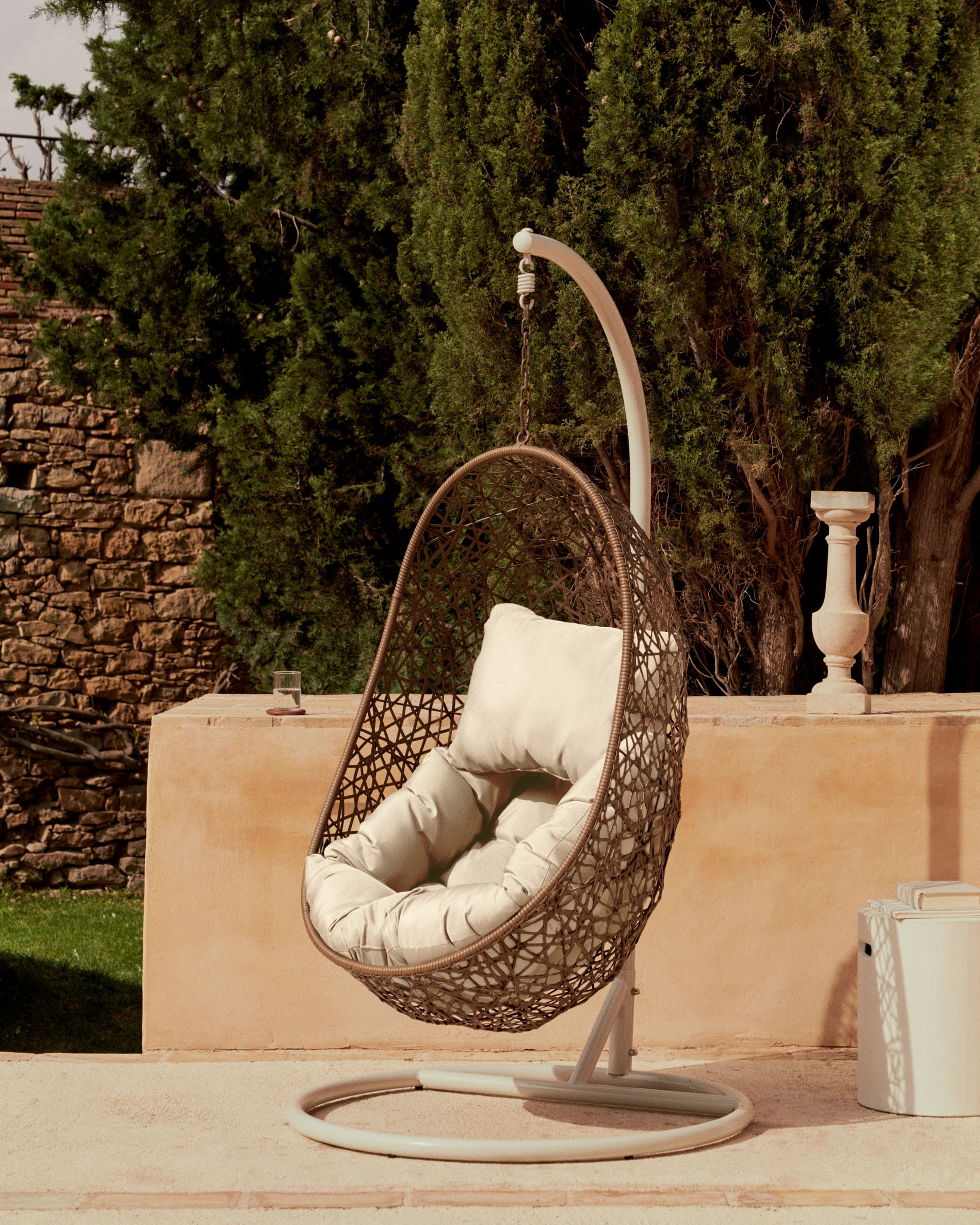 Kave Home Hangstoel 'Florina' Met standaard, kleur Bruin/Beige