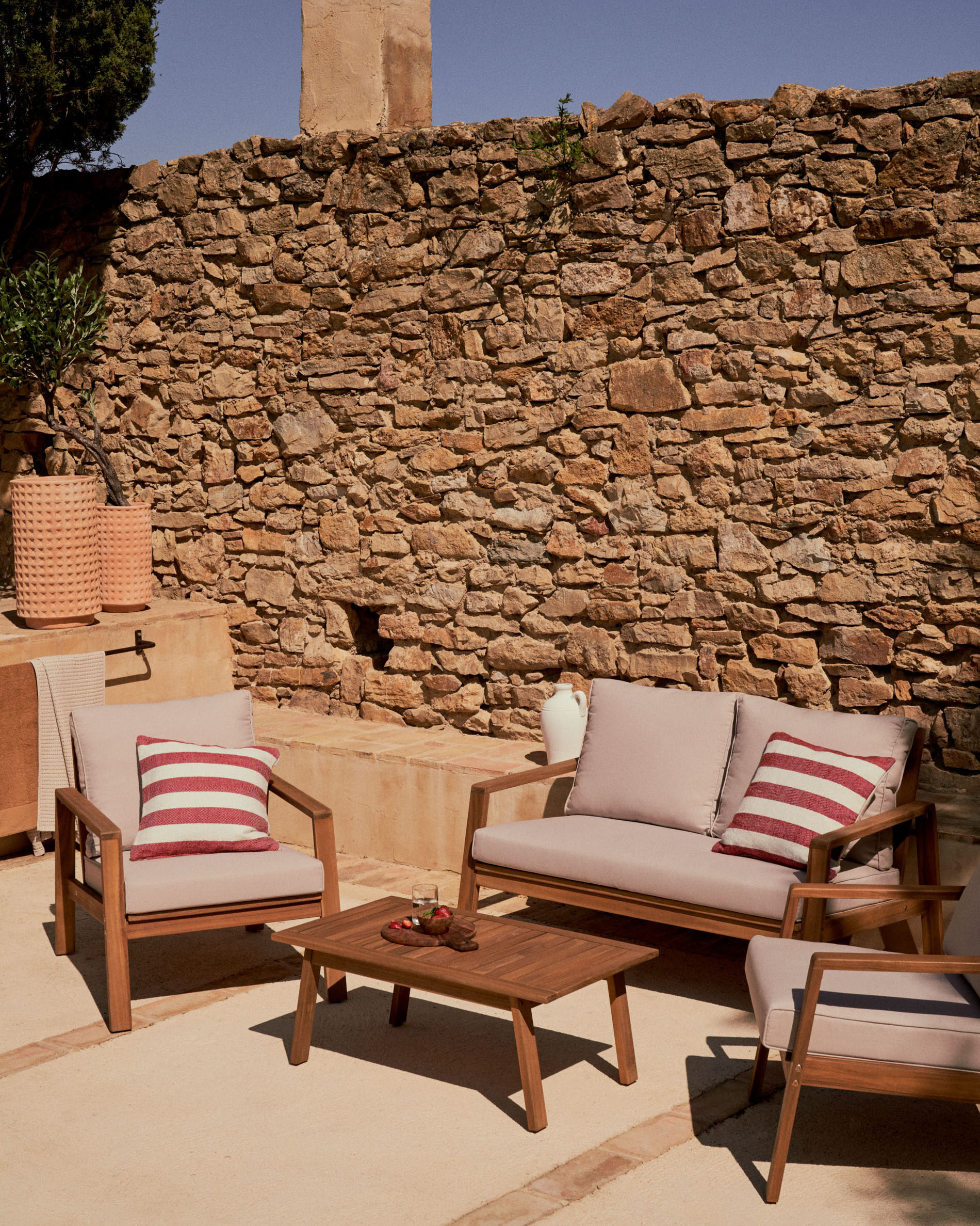 Kave Home Loungeset 'Frares' Acaciahout, Met 2-zits Bank, 2 fauteuils en salontafel