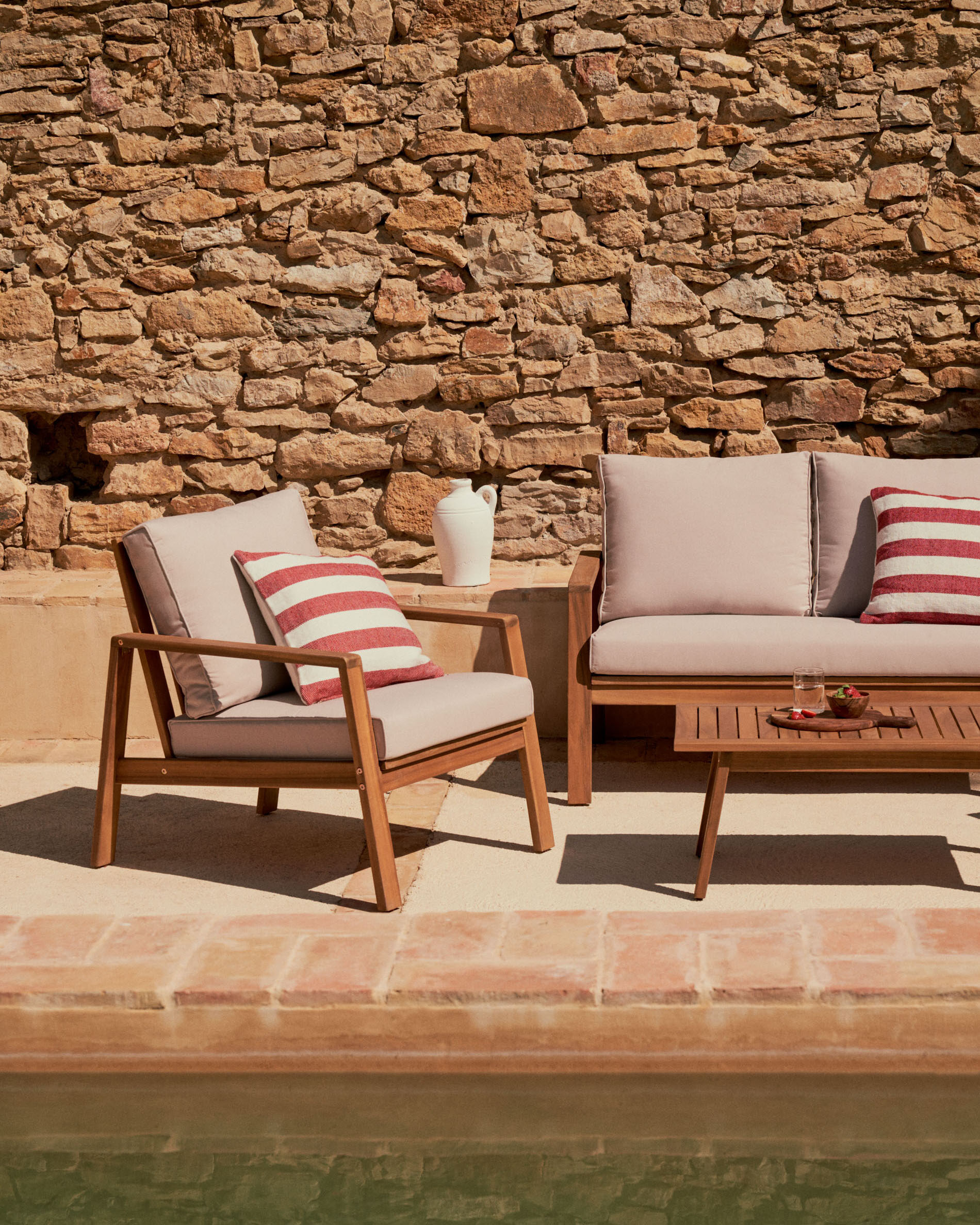 Kave Home Loungeset 'Frares' Acaciahout, Met 2-zits Bank, 2 fauteuils en salontafel