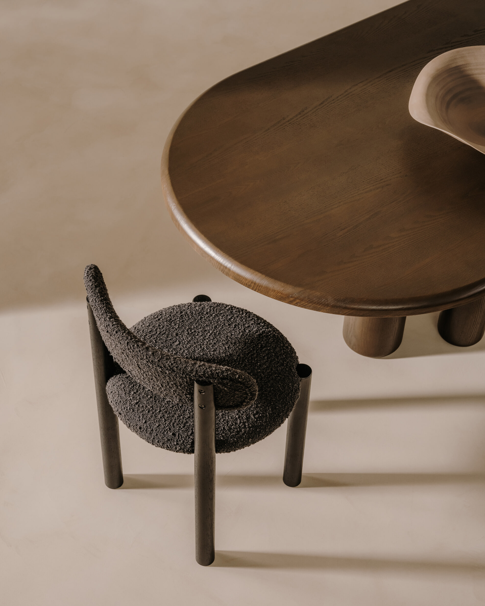 Kave Home Ovale Eettafel 'Mailen' Essenhout, 220 x 105cm, kleur Donkerbruin