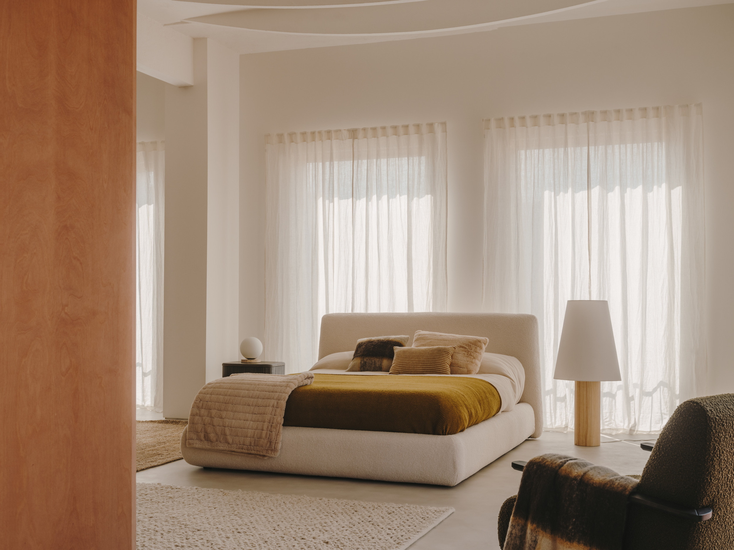 Kave Home Tafellamp 'Malachi' Travertin en glas