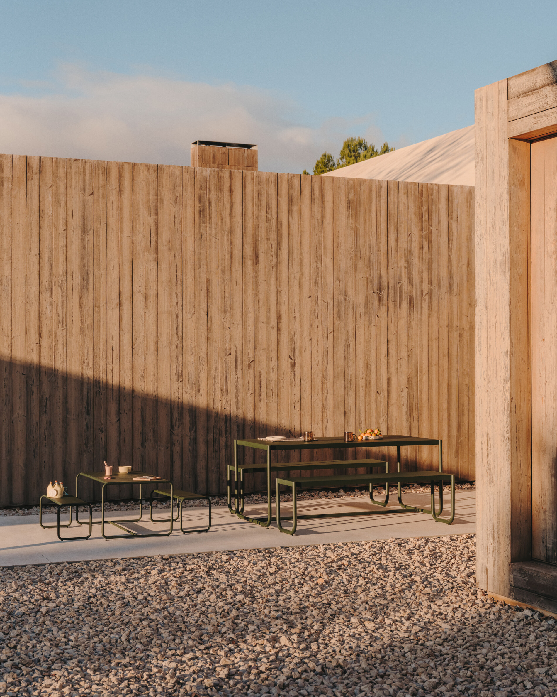 Kave Home Picknickset 'Sotil' Met tuintafel en 2 tuinbanken, kleur Donkergroen