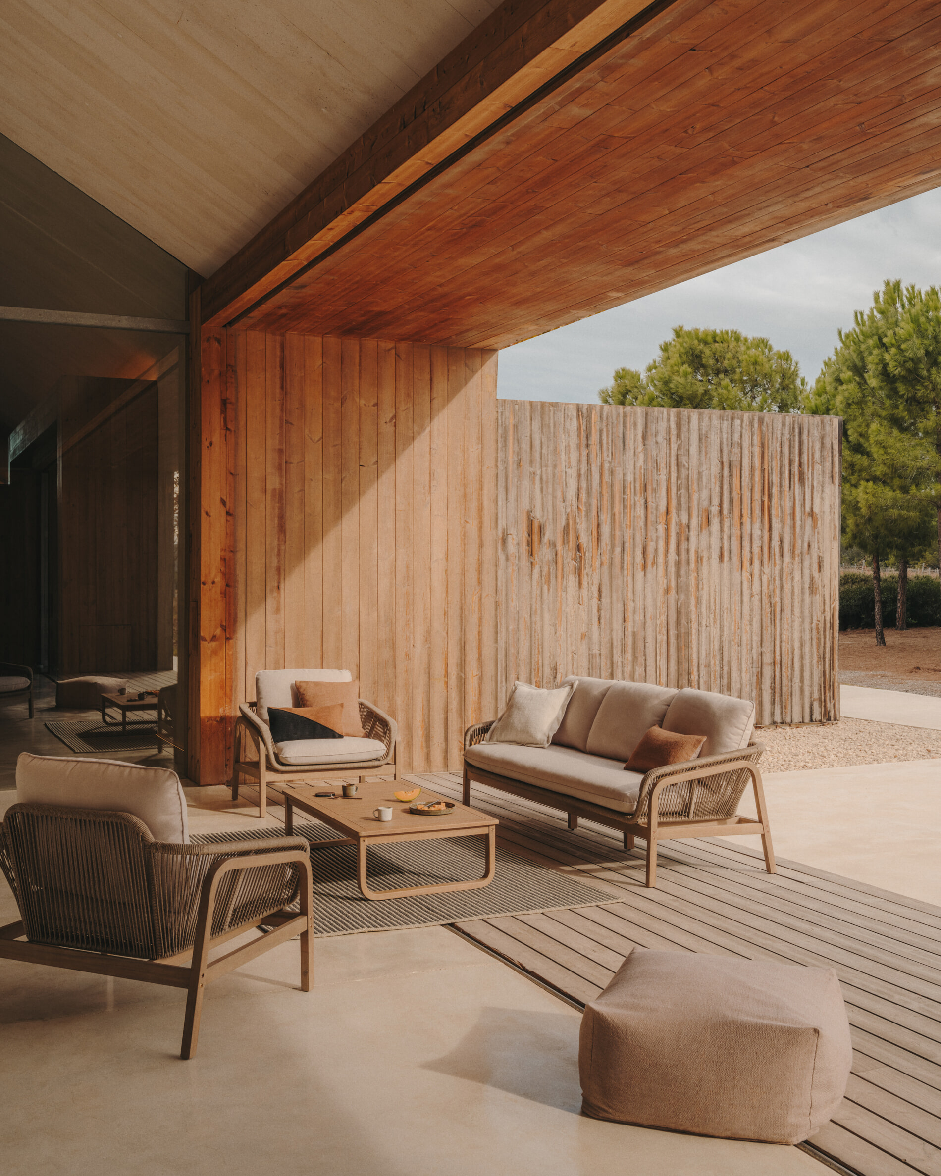 Kave Home Loungeset 'Vellana' Acaciahout, Met 3-zits bank, 2 fauteuils en salontafel