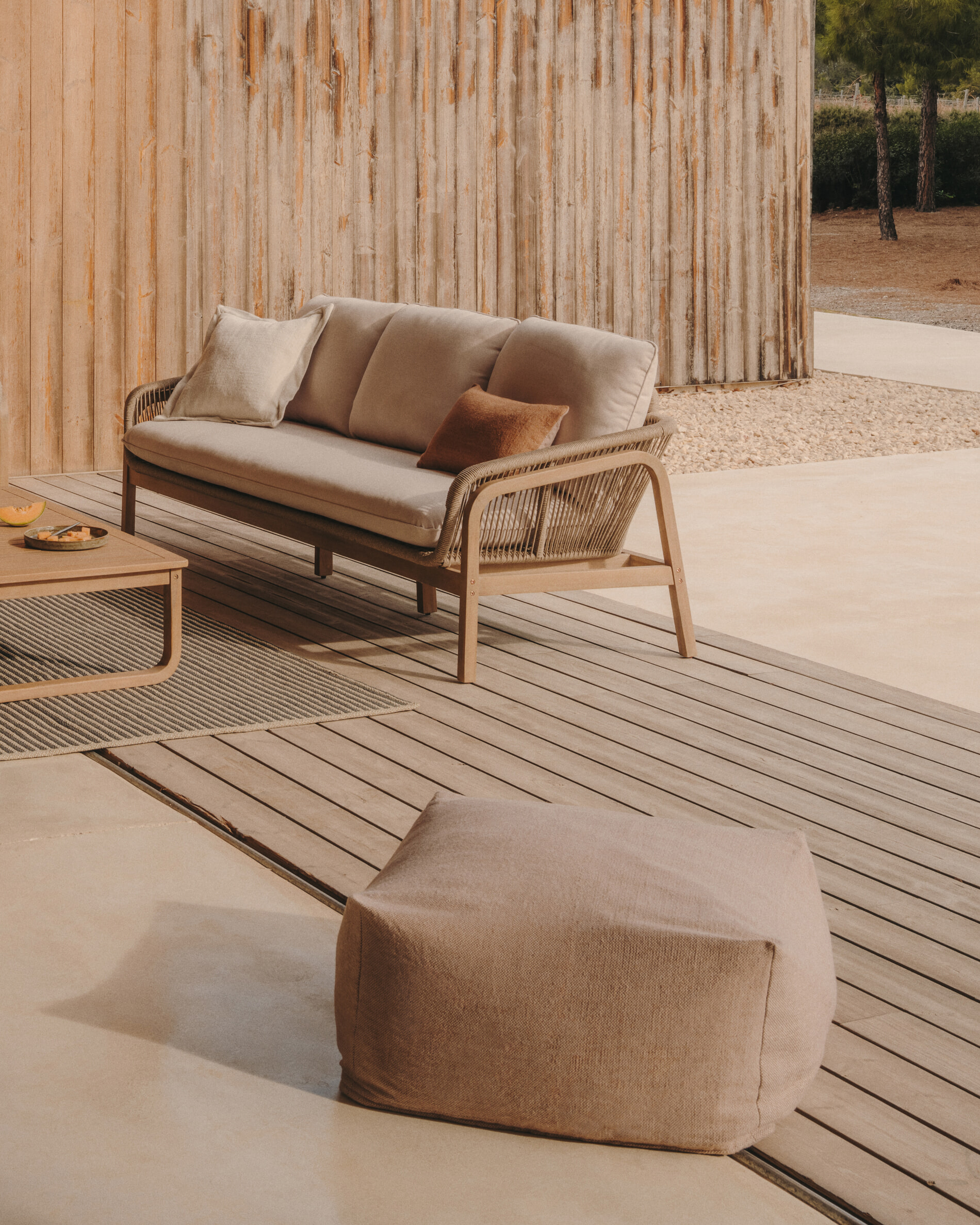 Kave Home Loungeset 'Vellana' Acaciahout, Met 3-zits bank, 2 fauteuils en salontafel