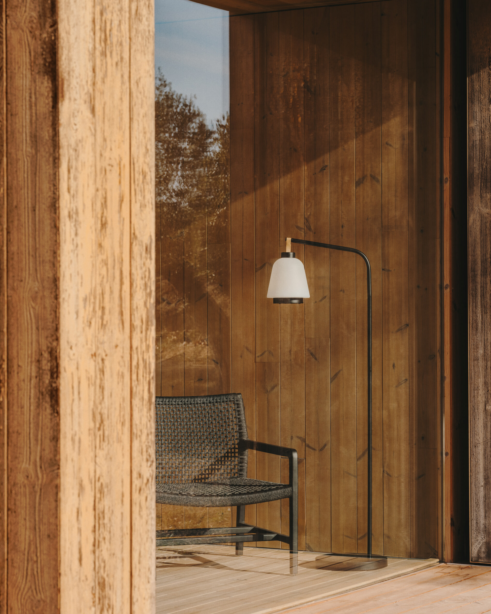Kave Home Fauteuil 'Sabolla' Teakhout en wicker, kleur Zwart