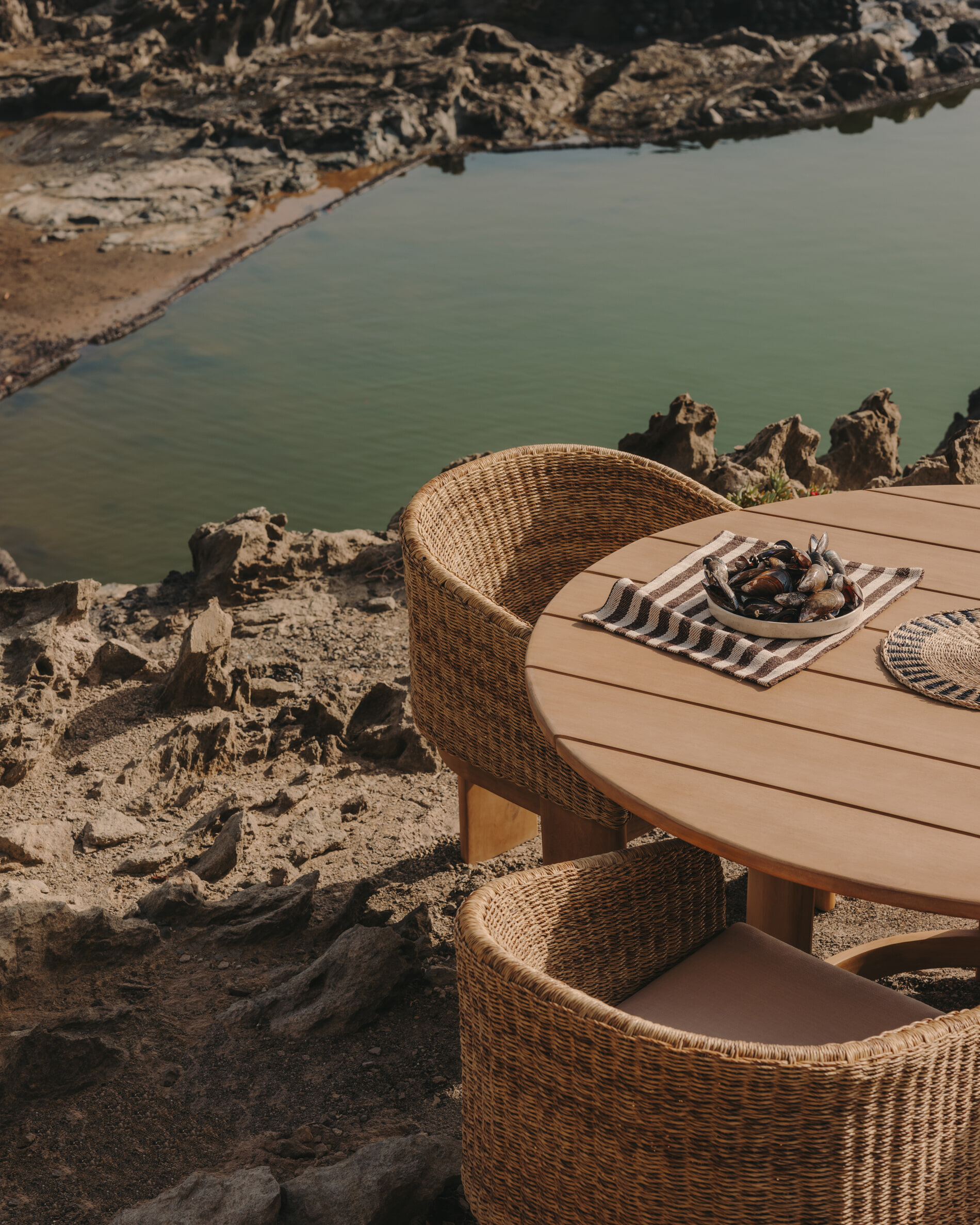Kave Home Tuinstoel 'Xoriguer' Rattan en eucalyptushout