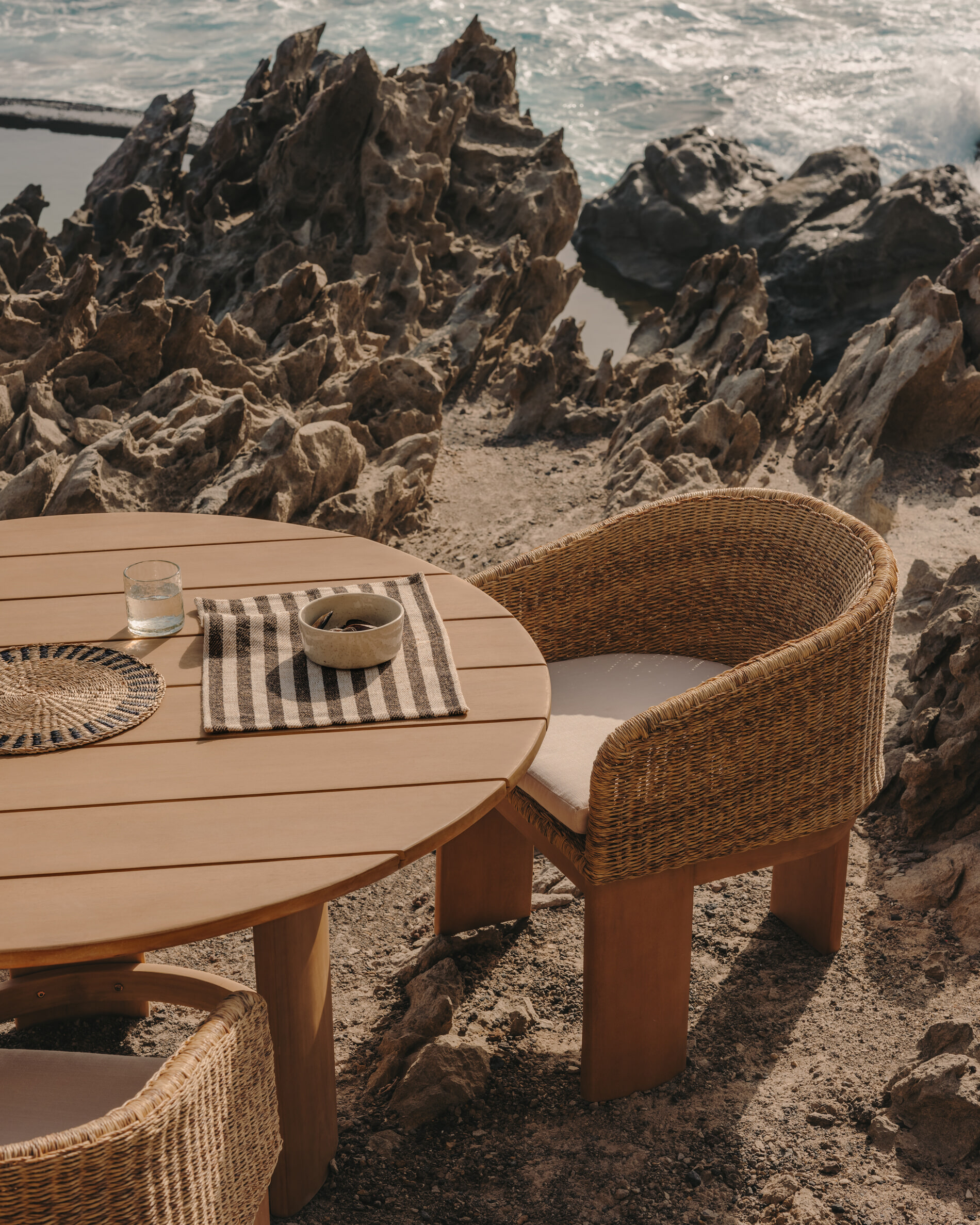 Kave Home Tuinstoel 'Xoriguer' Rattan en eucalyptushout