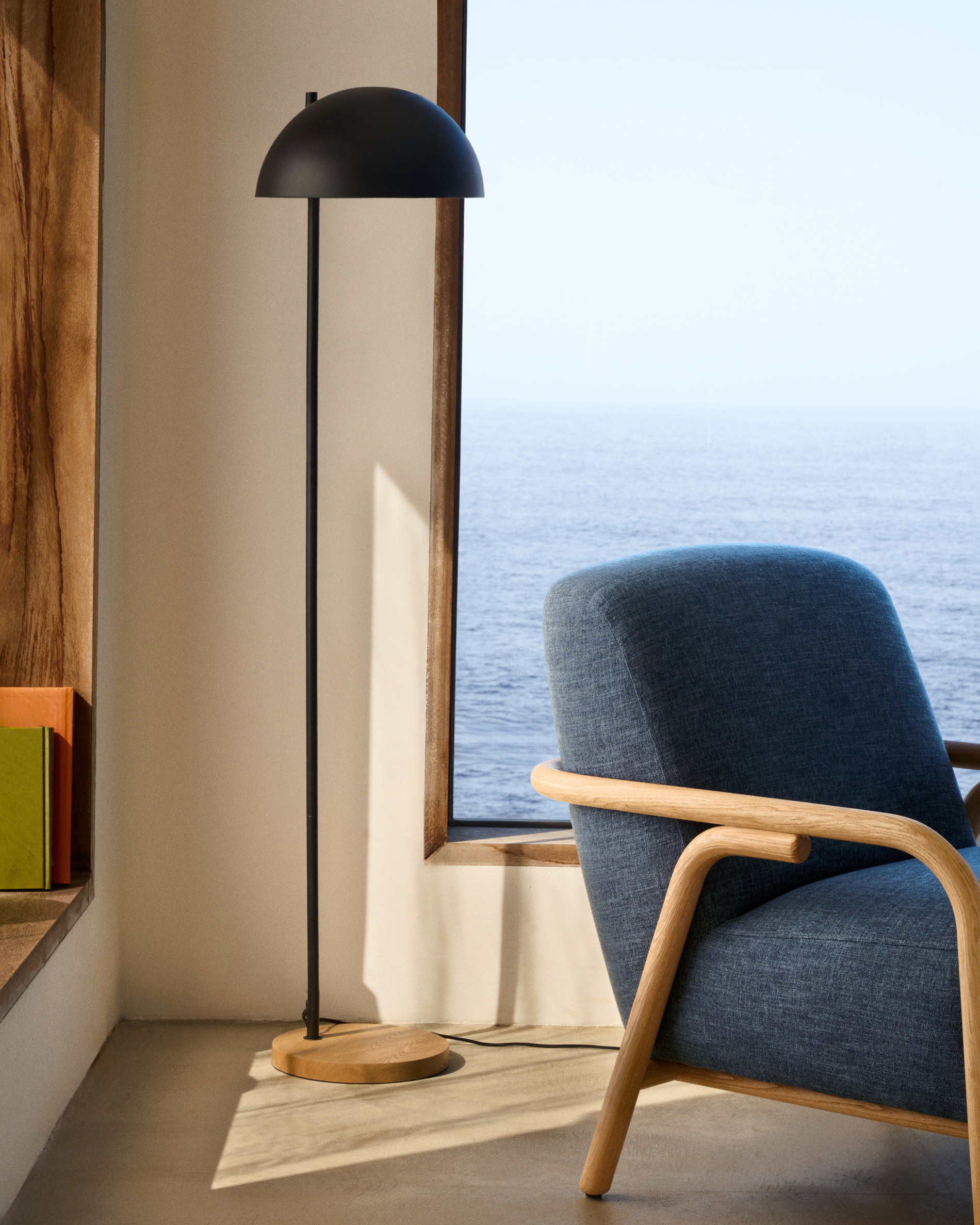 Kave Home Vloerlamp 'Catlar' Essenhout en metaal, kleur Zwart