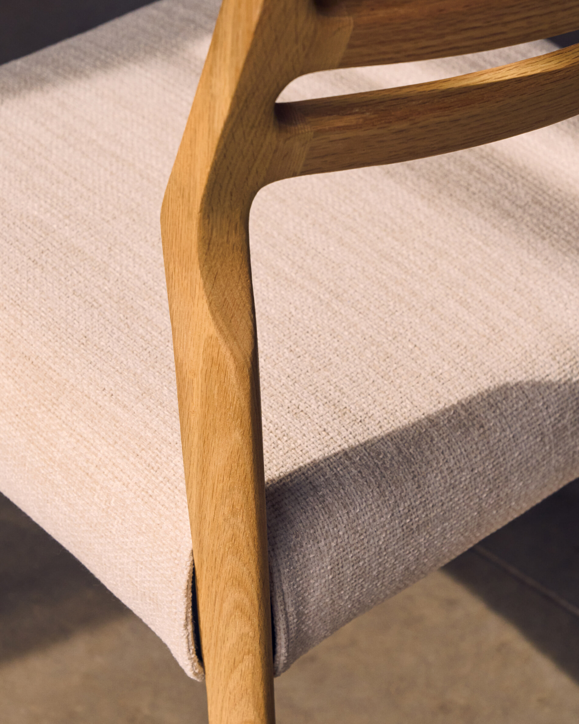 Kave Home Eetkamerstoel 'Cudia' Eikenhout en chenille, kleur Naturel