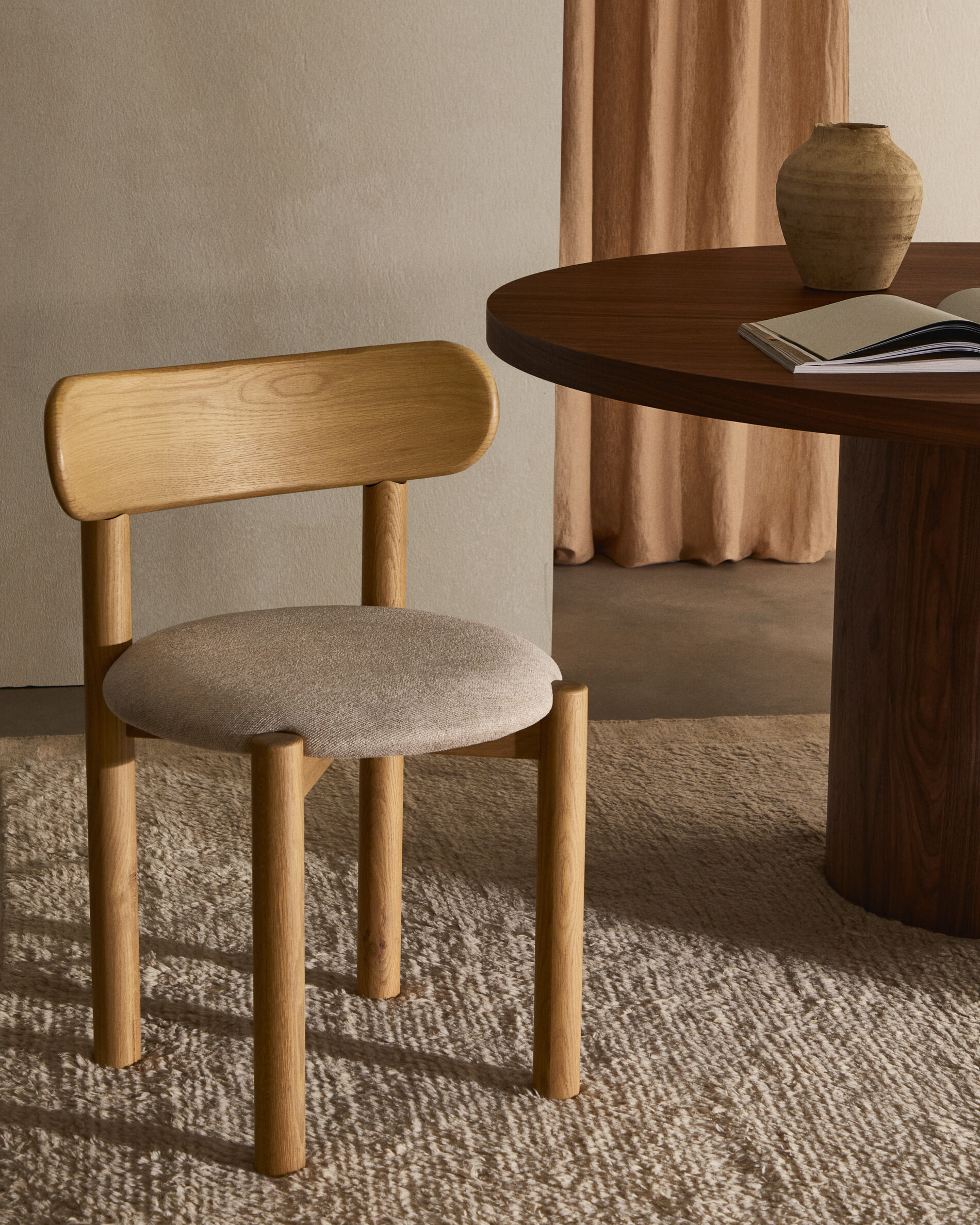 Kave Home Eetkamerstoel 'Nebai' Eikenhout en chenille, kleur Beige
