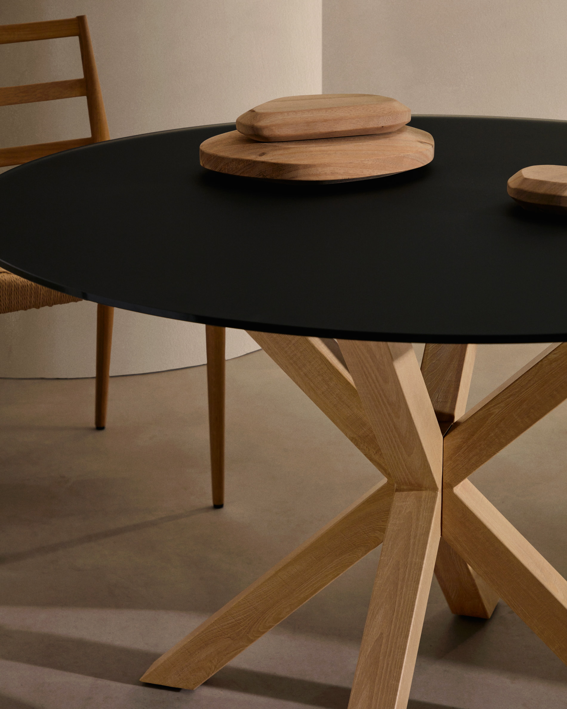 Kave Home Ronde Eettafel 'Argo' Glas en houtlook, 120cm, kleur Zwart