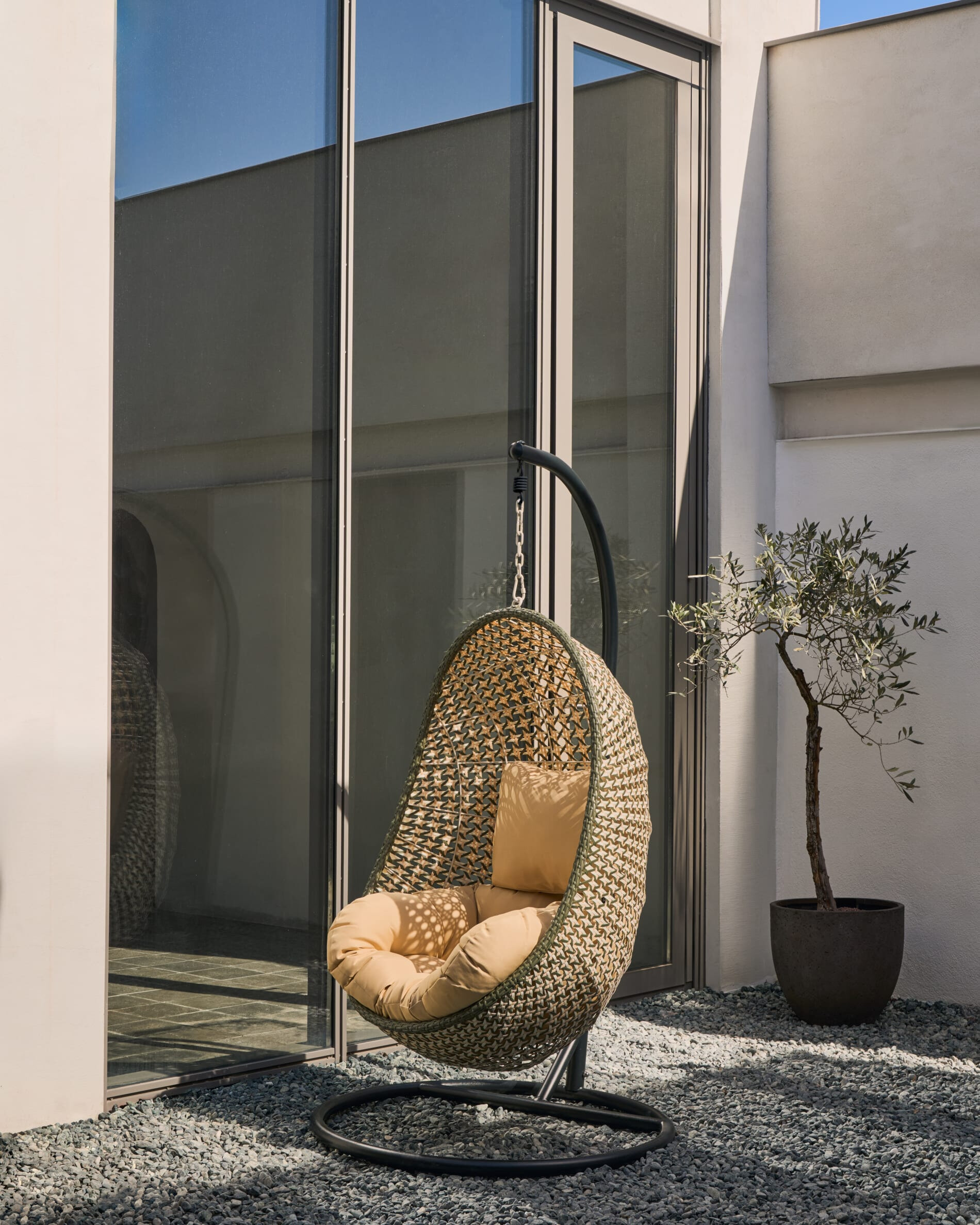 Kave Home Hangstoel met standaard 'Cira' kleur Groen/Donkergrijs