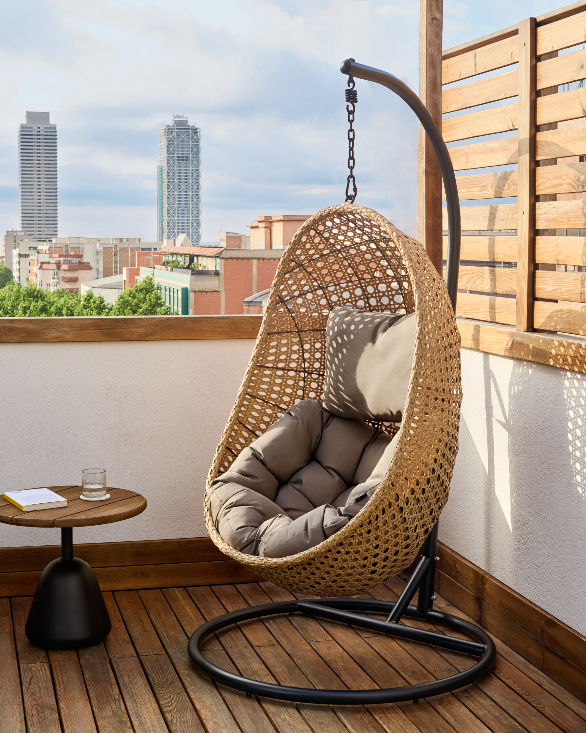 Kave Home Hangstoel met standaard 'Cira' kleur Naturel/Donkergrijs