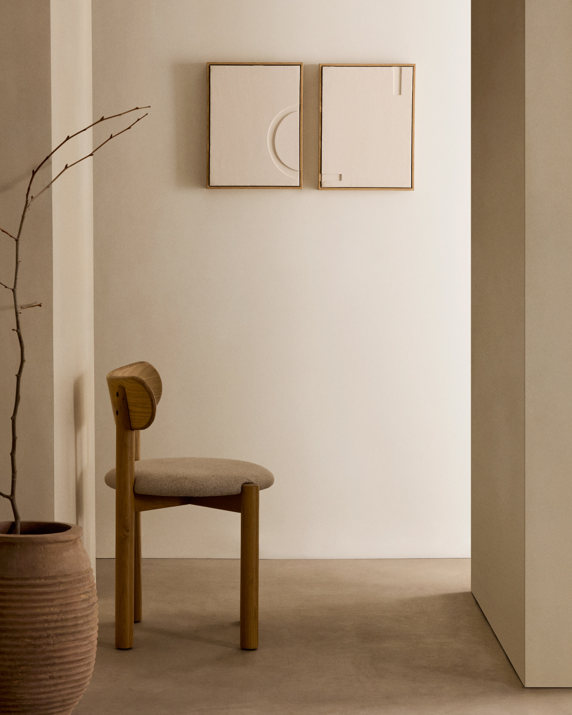 Kave Home Eetkamerstoel 'Nebai' Eikenhout en chenille, kleur Beige