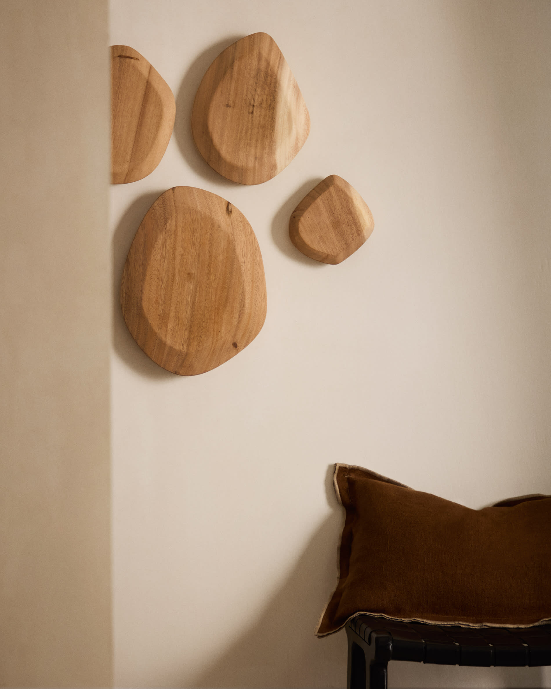 Kave Home Barkruk 'Calixta' Hout en leder, kleur Zwart (zithoogte 67cm)