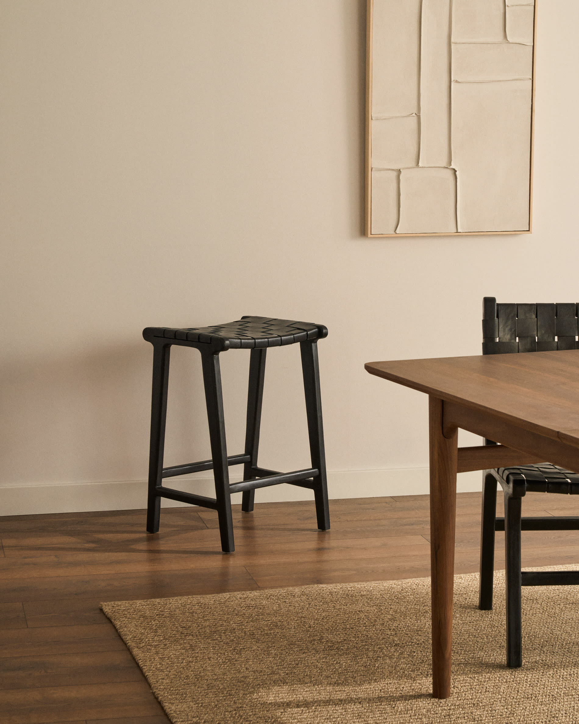Kave Home Barkruk 'Calixta' Hout en leder, kleur Zwart (zithoogte 67cm)
