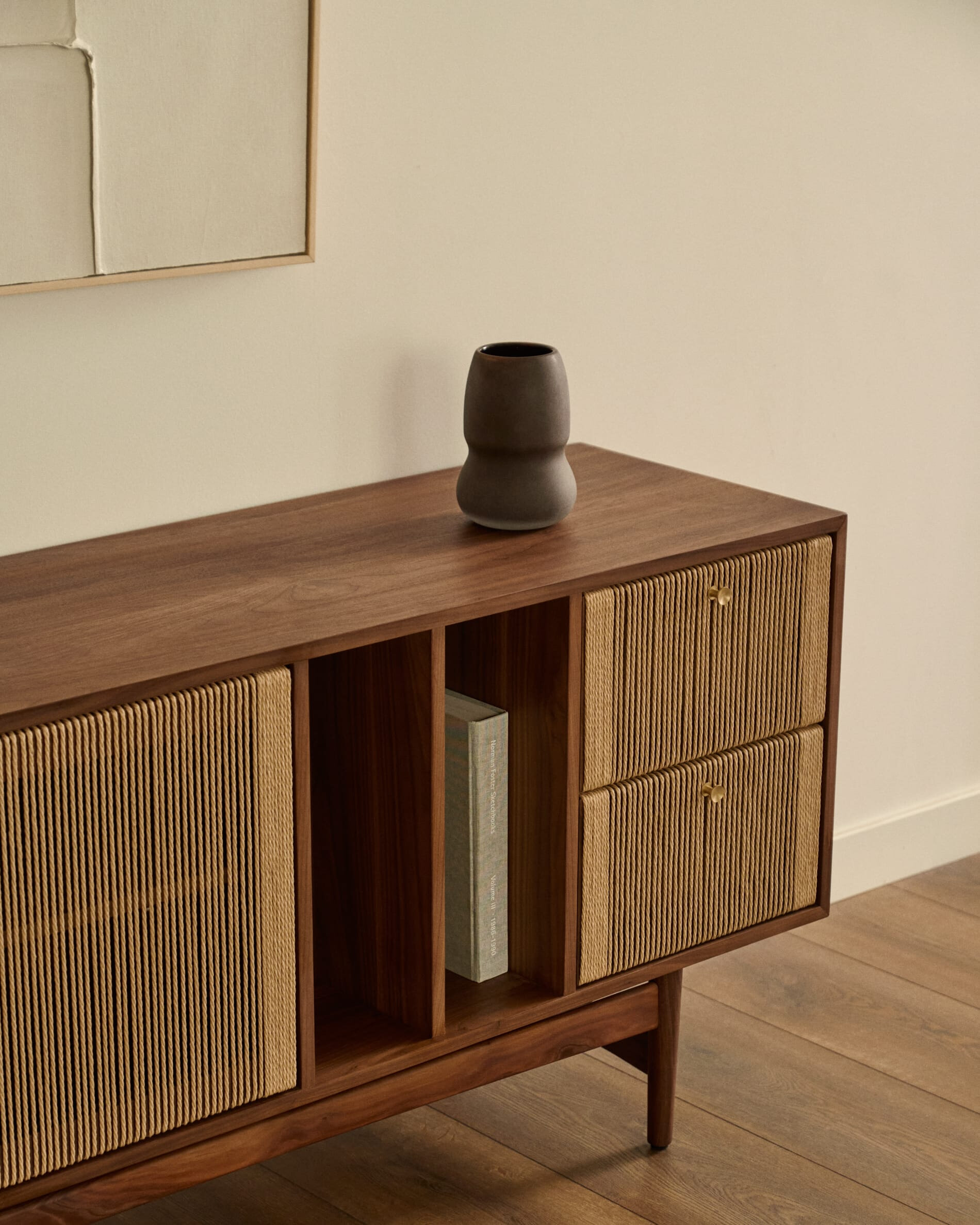 dressoir notenhout modern Modern dressoir in klassiek notenhout