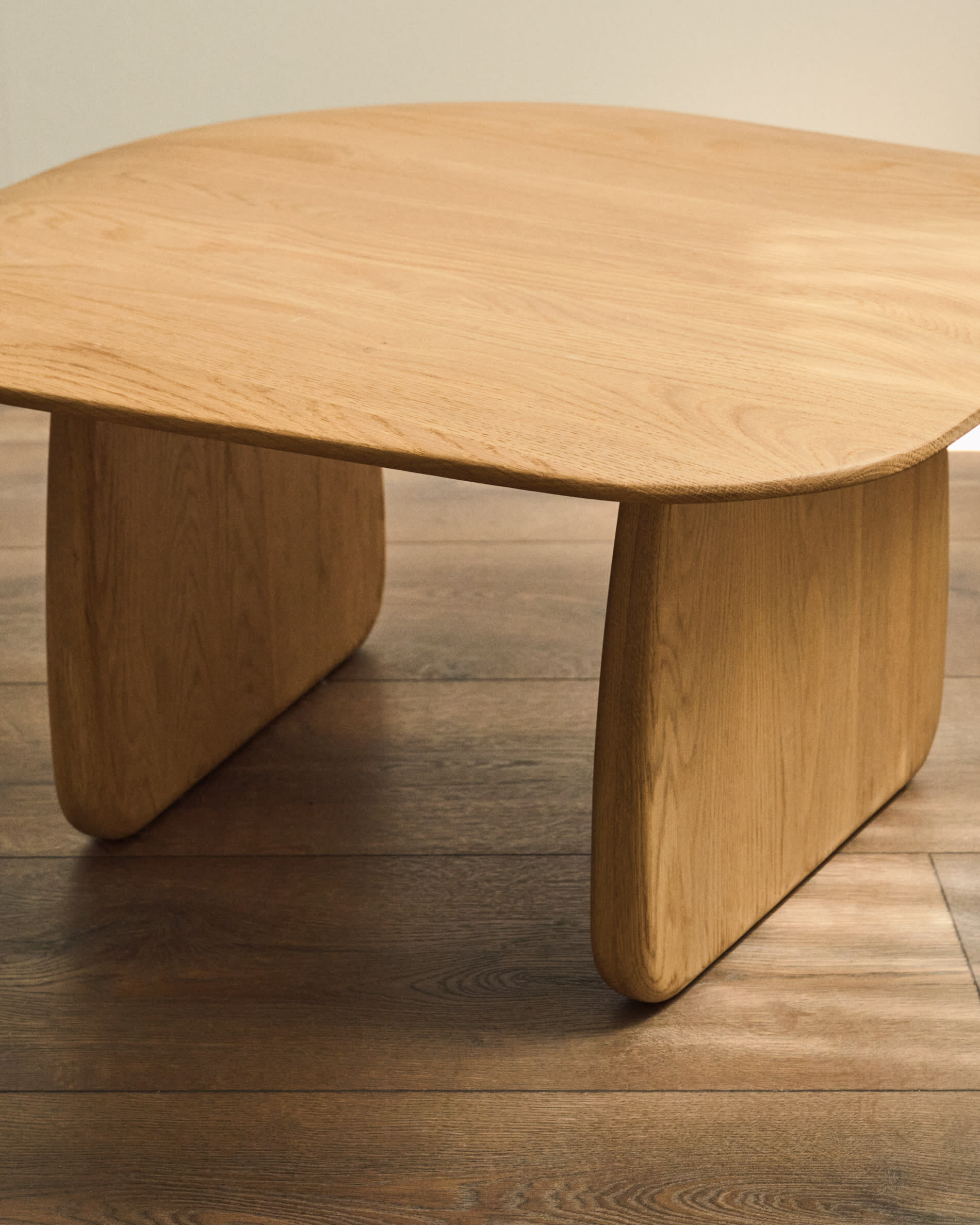 Kave Home Organische Bijzettafel 'Pirita' Eikenhout, 71 x 70cm, kleur Naturel