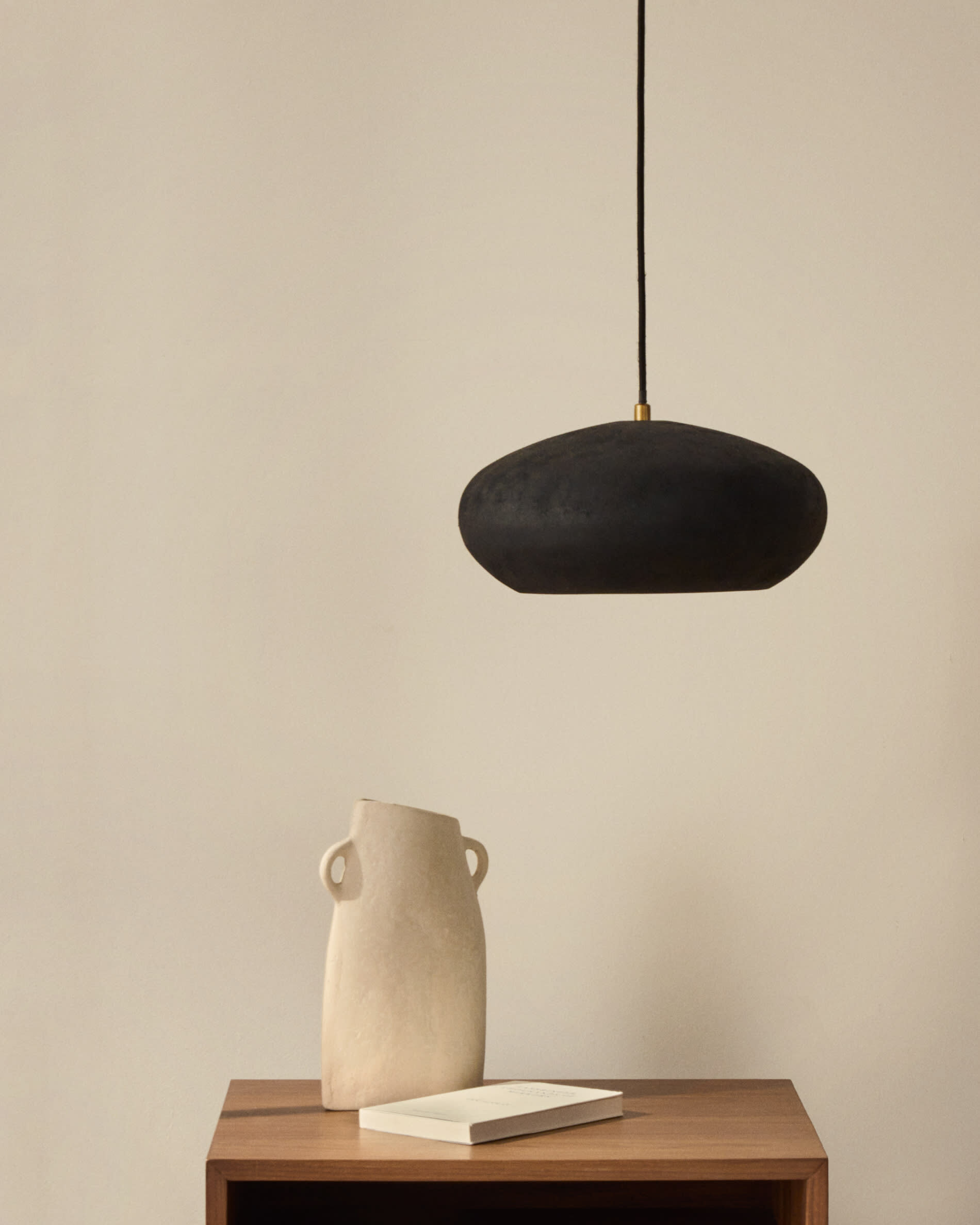 Kave Home Hanglamp 'Inda' Terracotta look, kleur Zwart