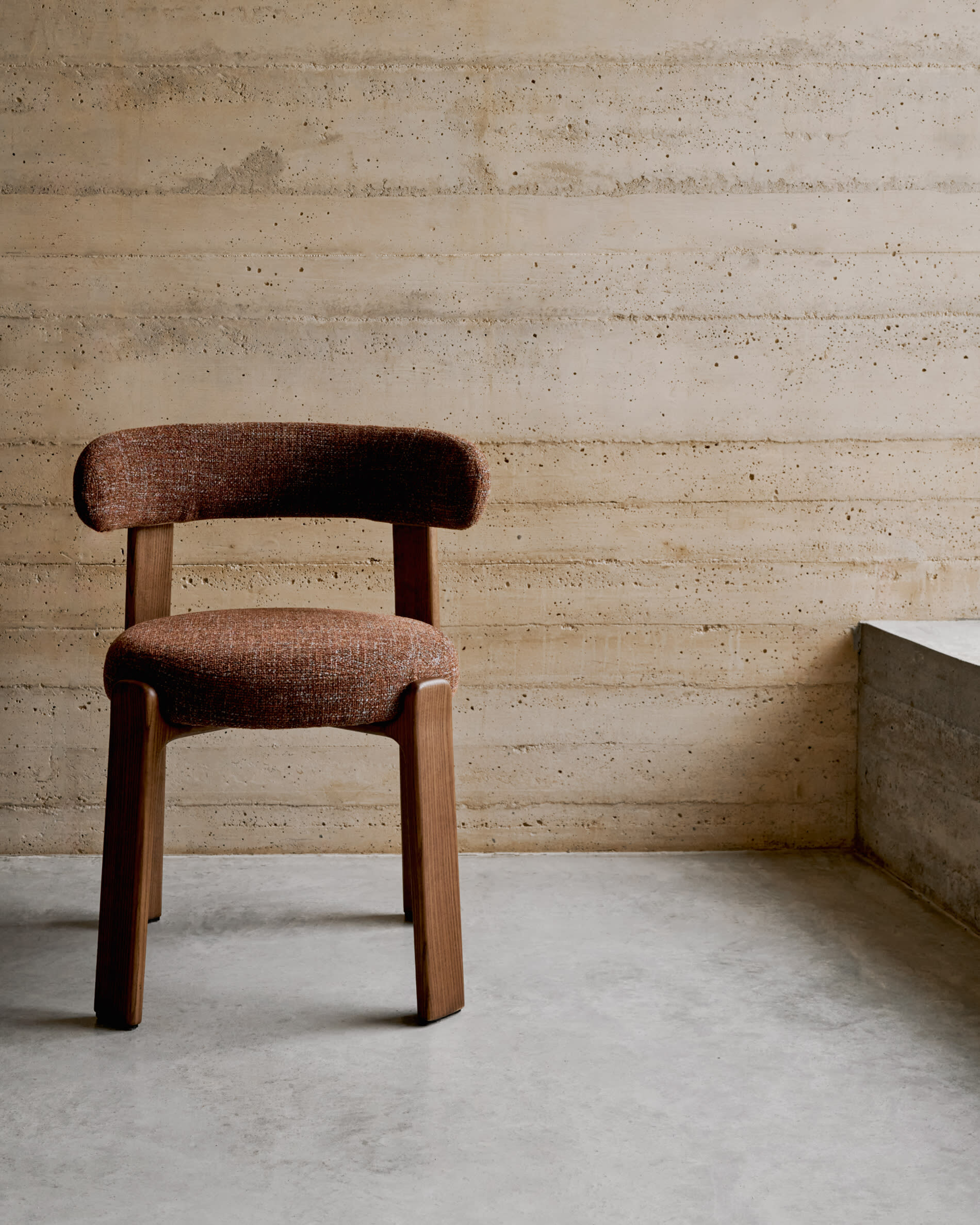Kave Home Eetkamerstoel 'Granite' Chenille en essenhout, kleur Bruin