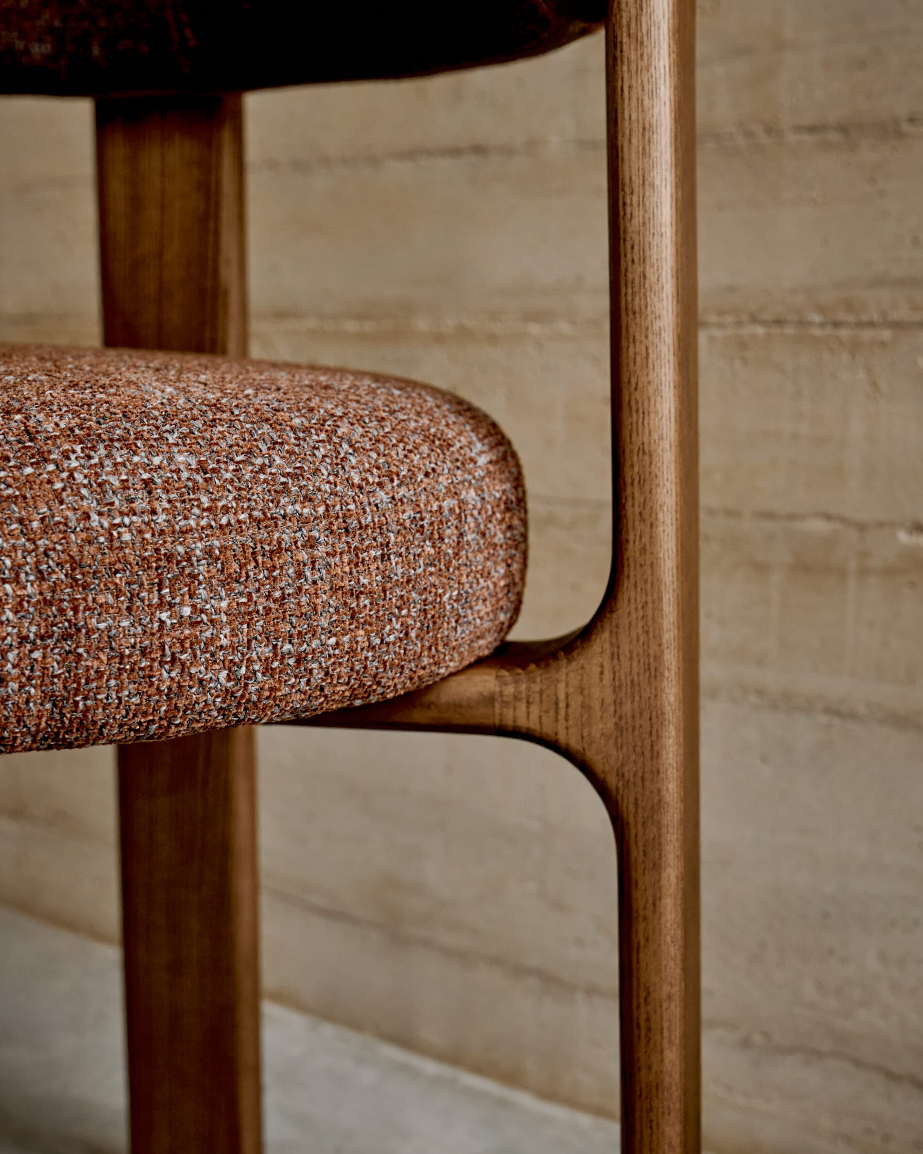 Kave Home Eetkamerstoel 'Granite' Chenille en essenhout, kleur Bruin