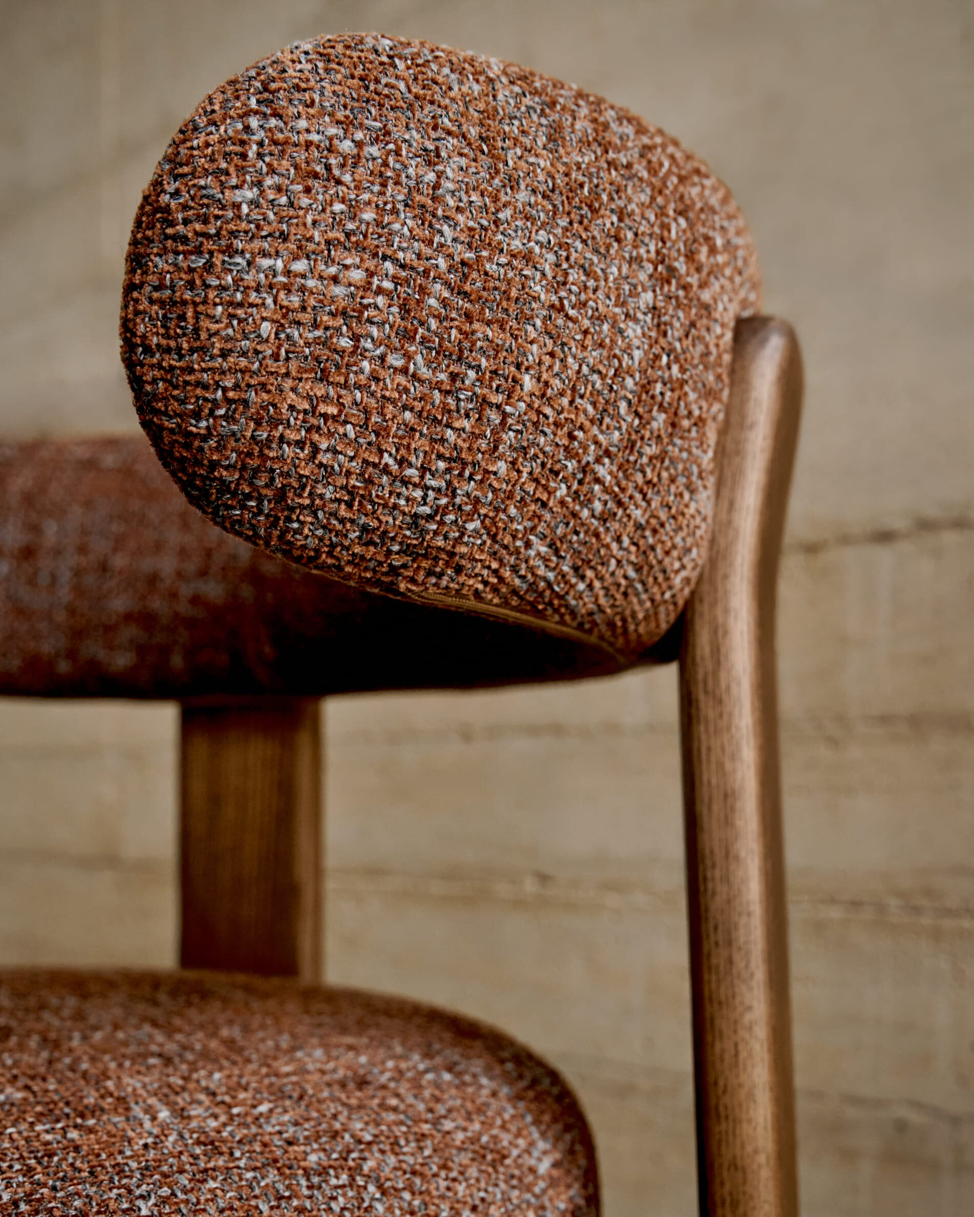 Kave Home Eetkamerstoel 'Granite' Chenille en essenhout, kleur Bruin