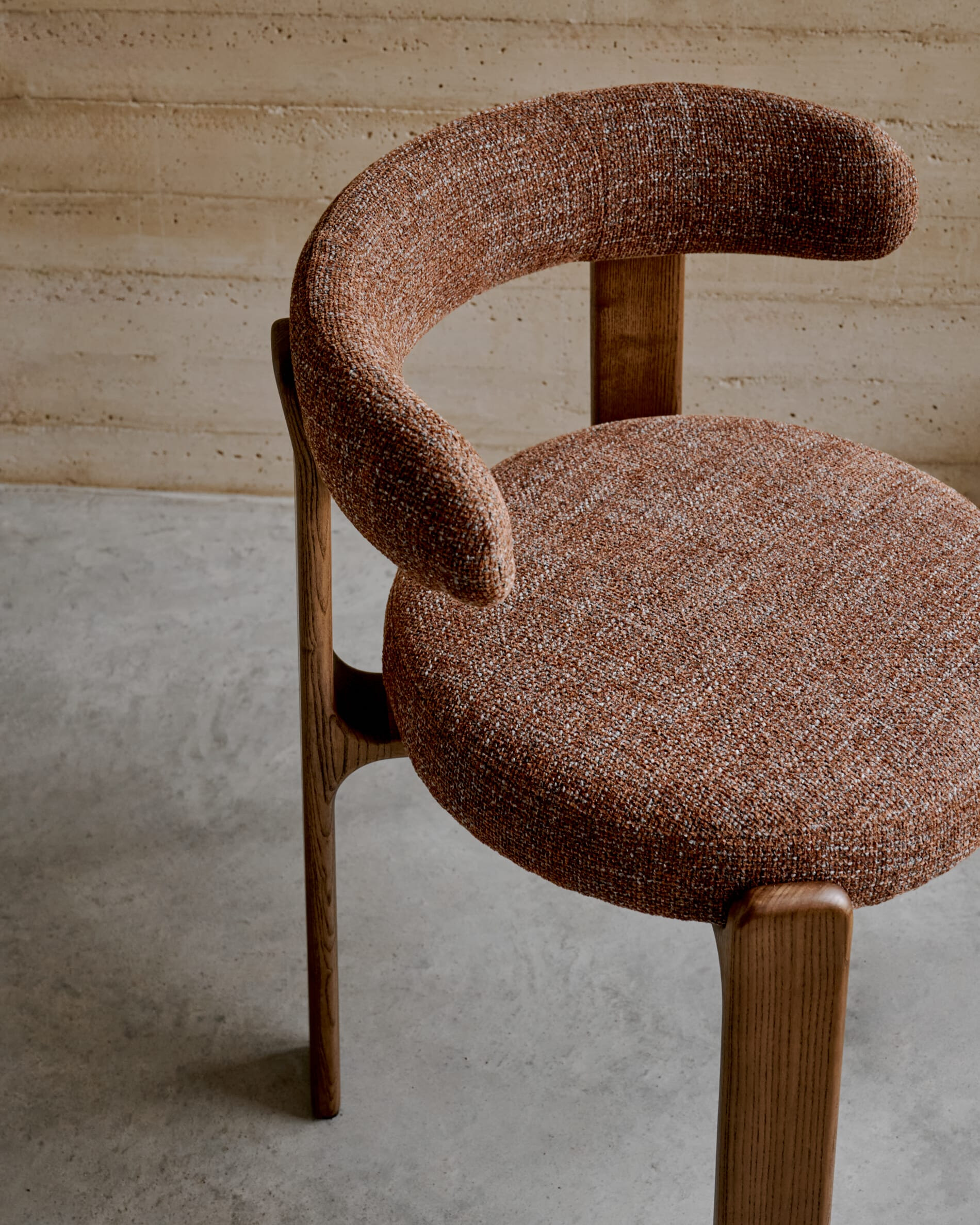Kave Home Eetkamerstoel 'Granite' Chenille en essenhout, kleur Bruin