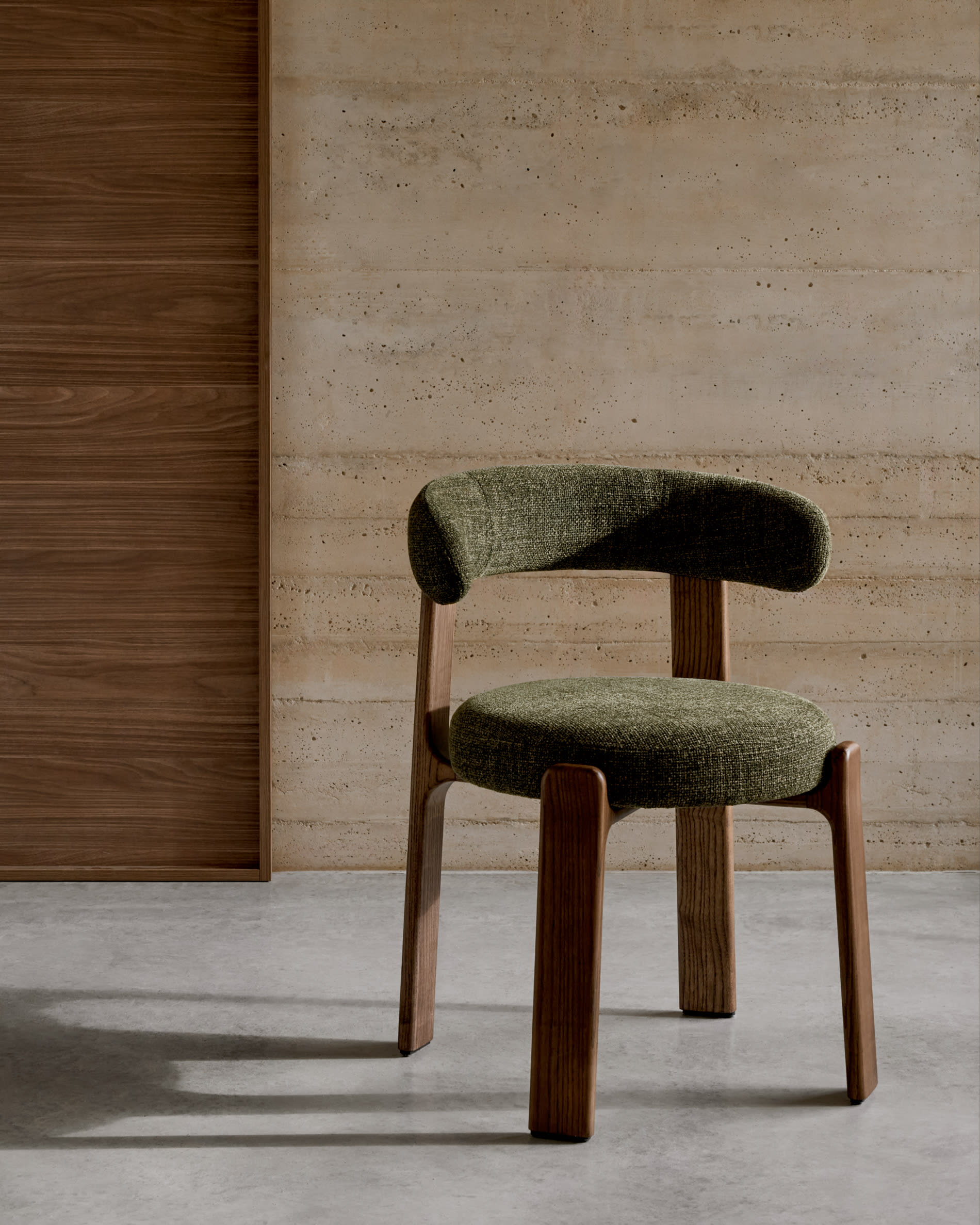 Kave Home Eetkamerstoel 'Granite' Chenille en essenhout, kleur Groen/Bruin