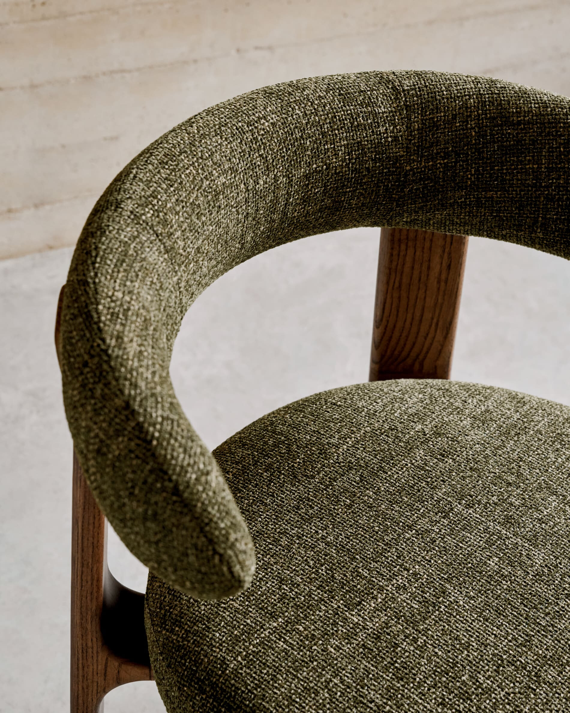 Kave Home Eetkamerstoel 'Granite' Chenille en essenhout, kleur Groen/Bruin