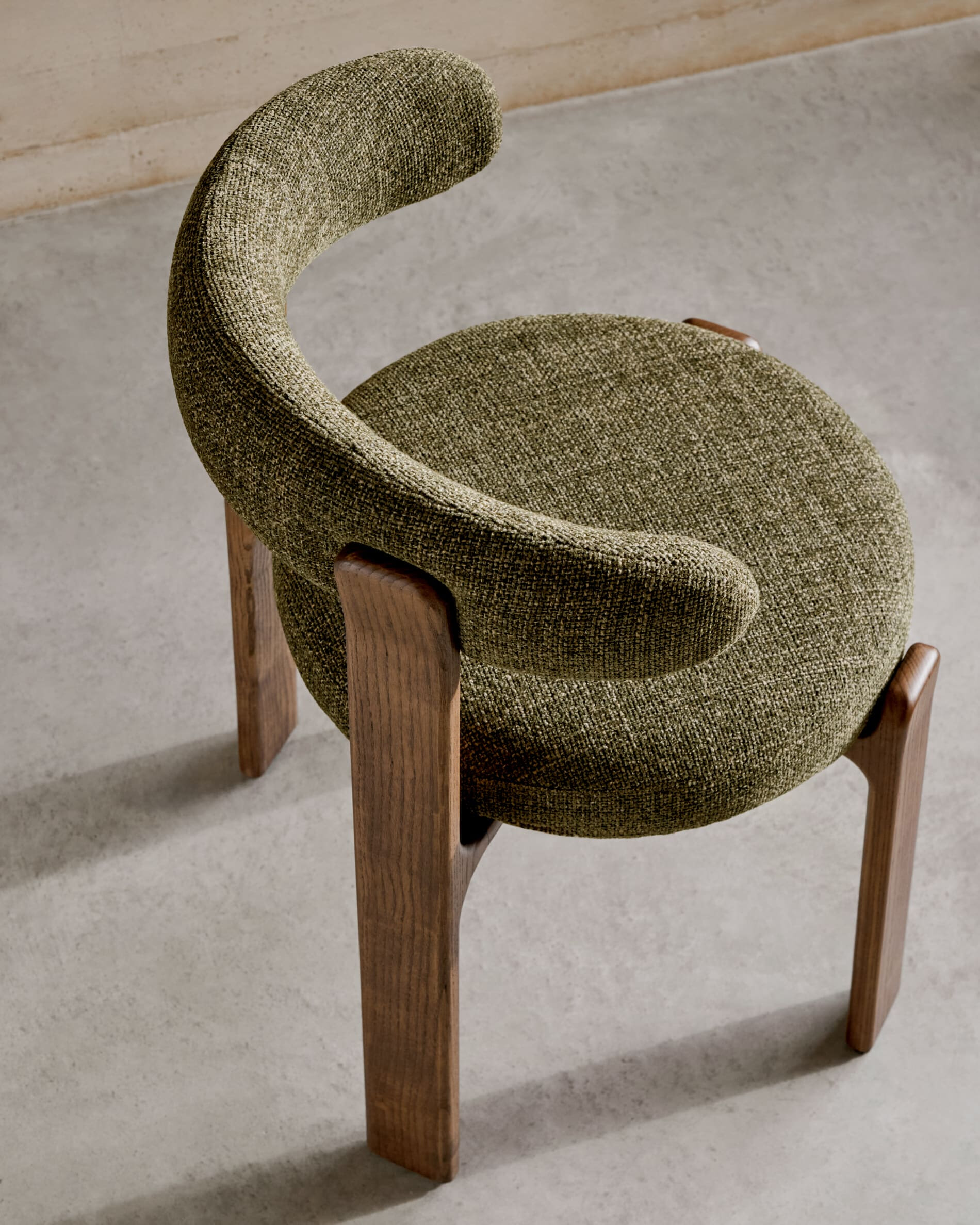 Kave Home Eetkamerstoel 'Granite' Chenille en essenhout, kleur Groen/Bruin