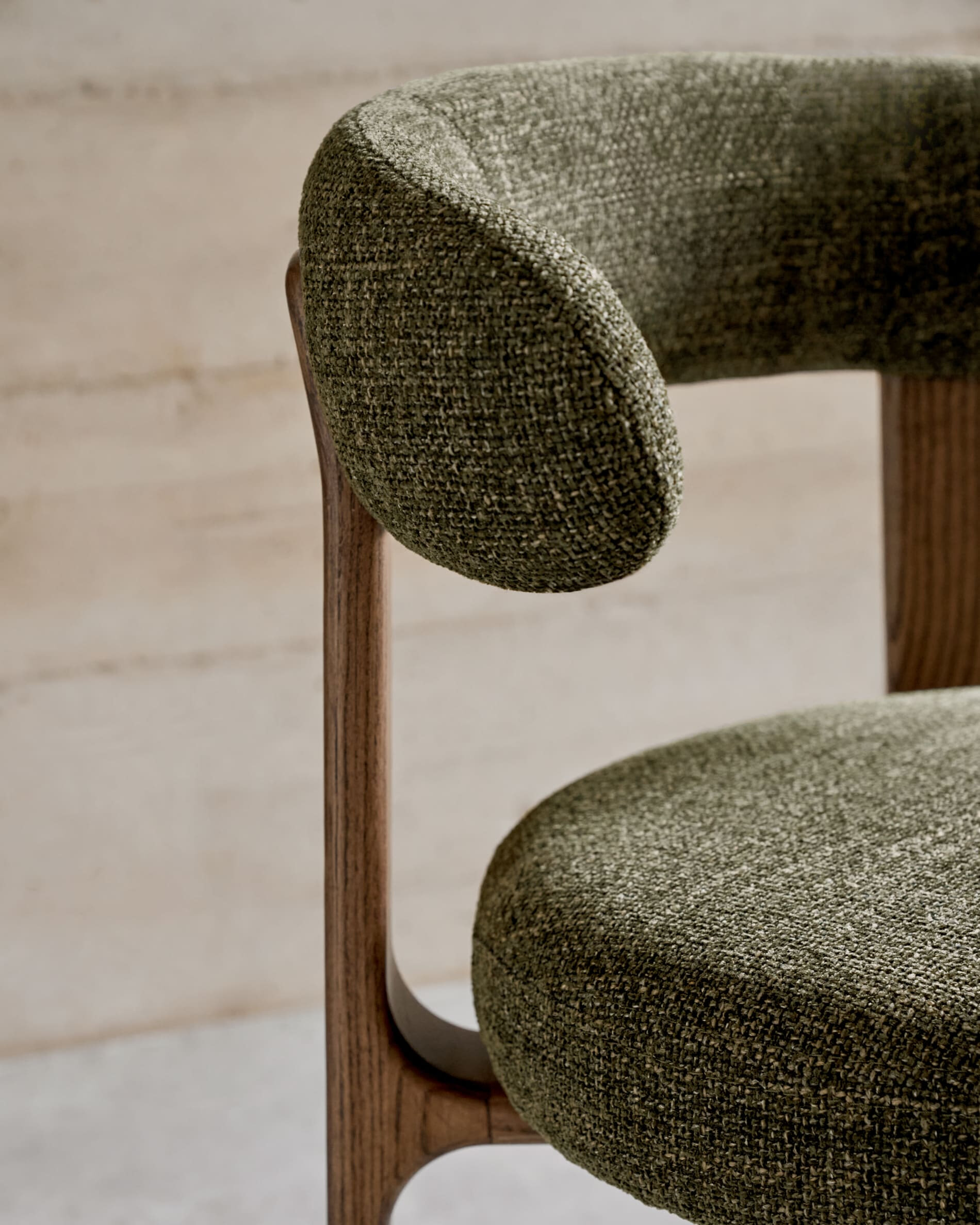 Kave Home Eetkamerstoel 'Granite' Chenille en essenhout, kleur Groen/Bruin