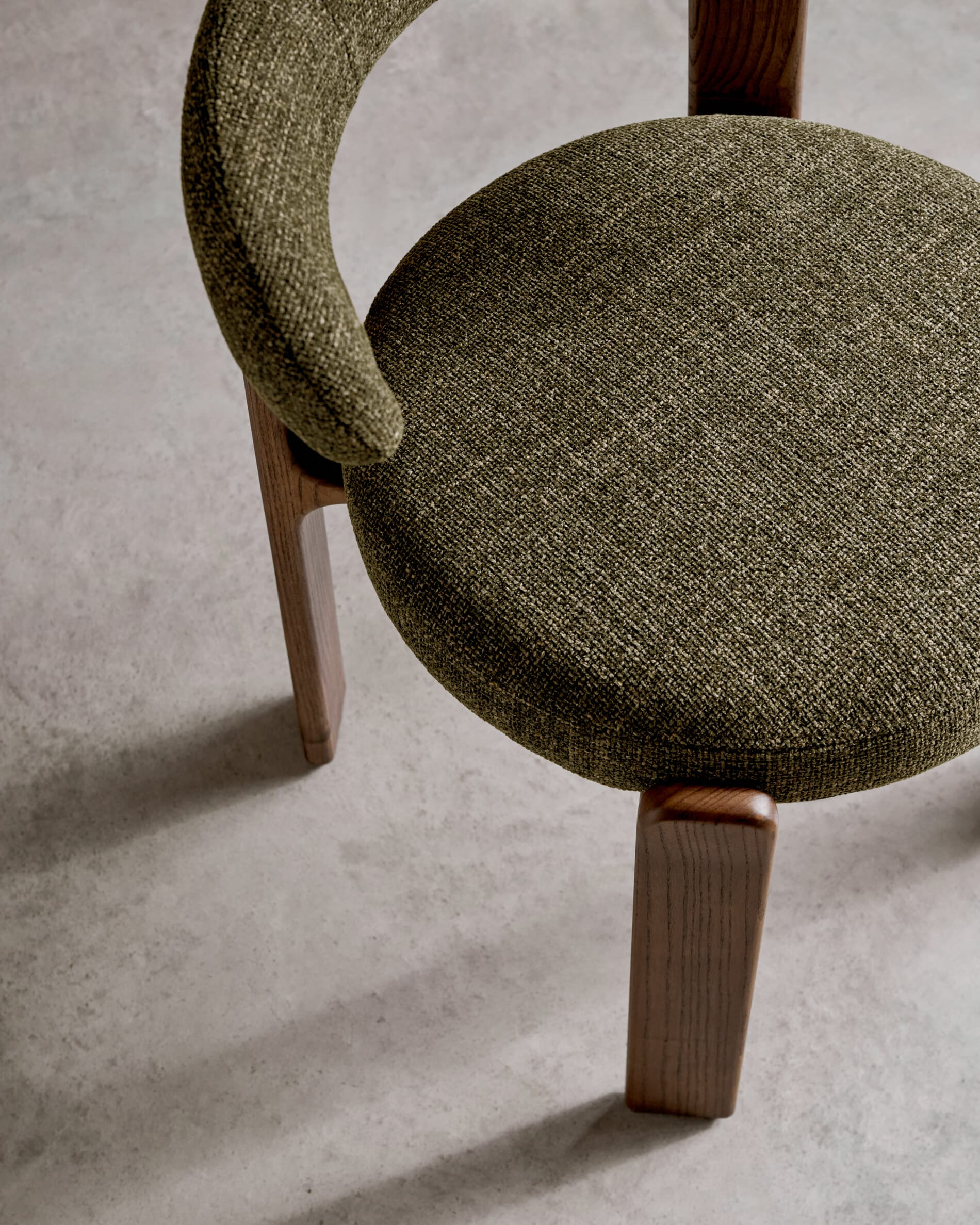 Kave Home Eetkamerstoel 'Granite' Chenille en essenhout, kleur Groen/Bruin