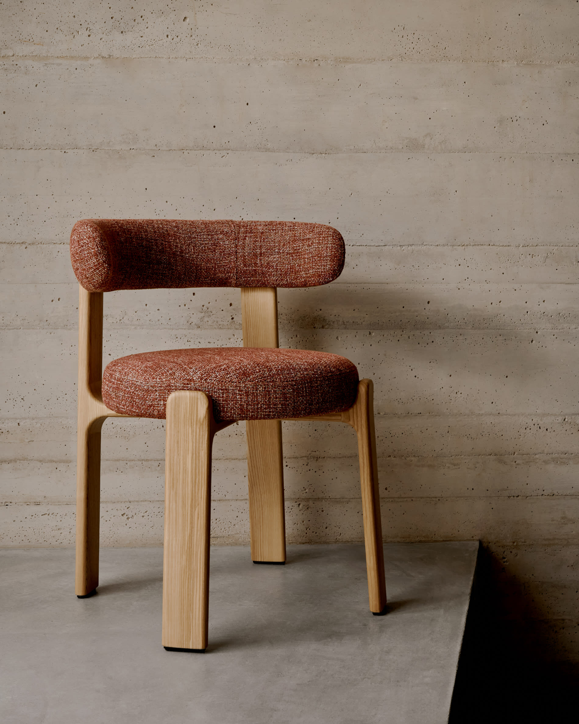 Kave Home Eetkamerstoel 'Granite' Chenille en essenhout, kleur Terracotta