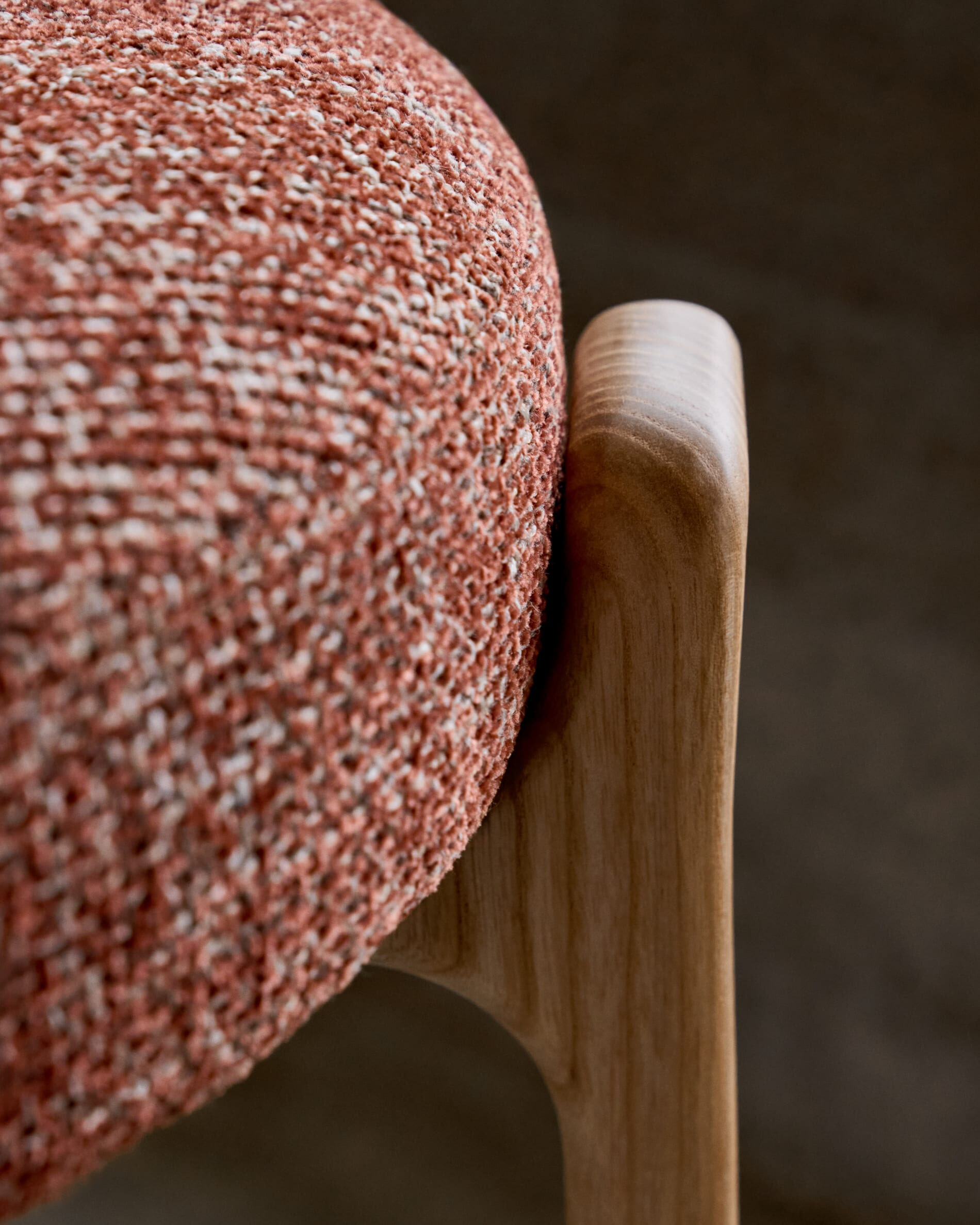Kave Home Eetkamerstoel 'Granite' Chenille en essenhout, kleur Terracotta