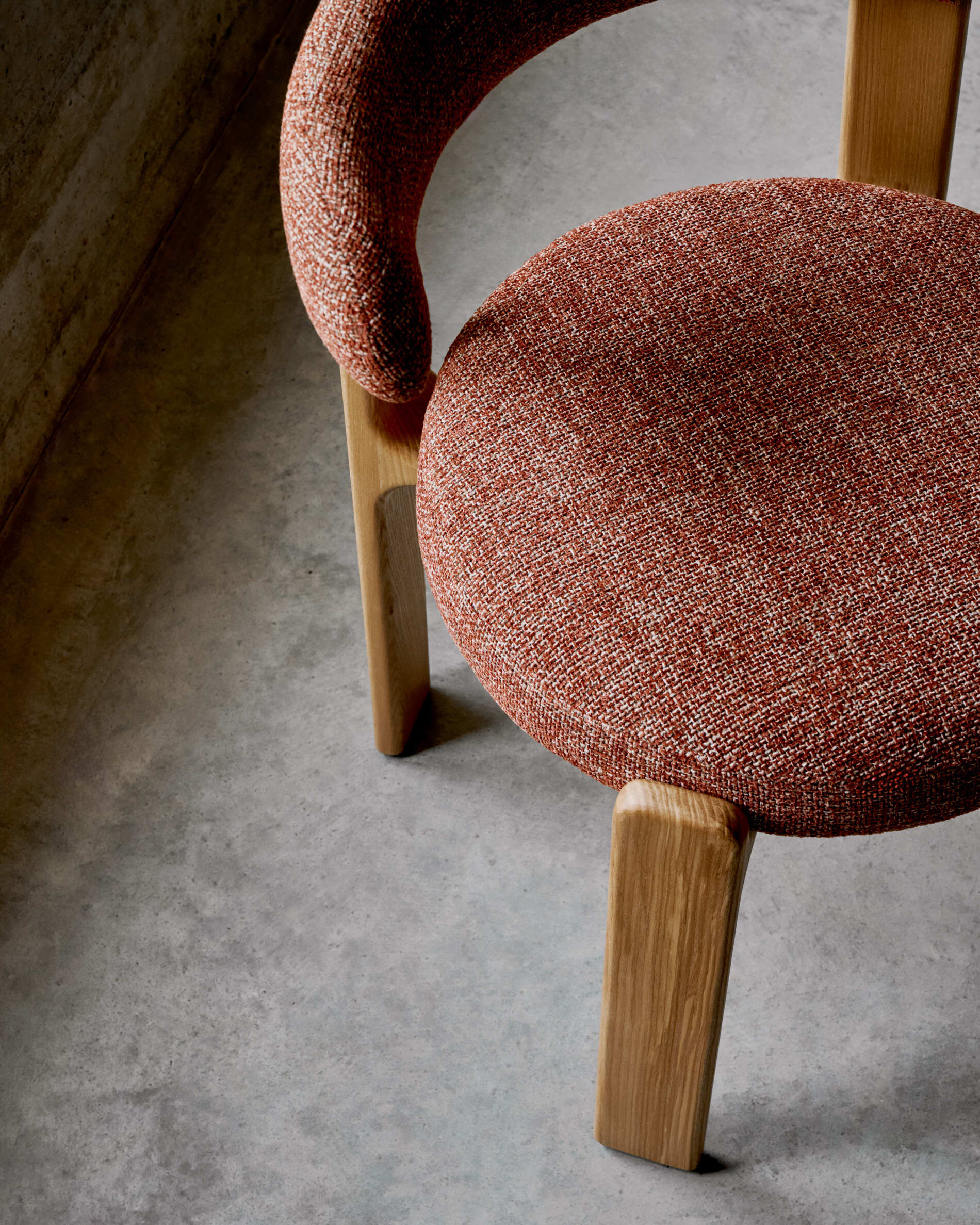 Kave Home Eetkamerstoel 'Granite' Chenille en essenhout, kleur Terracotta