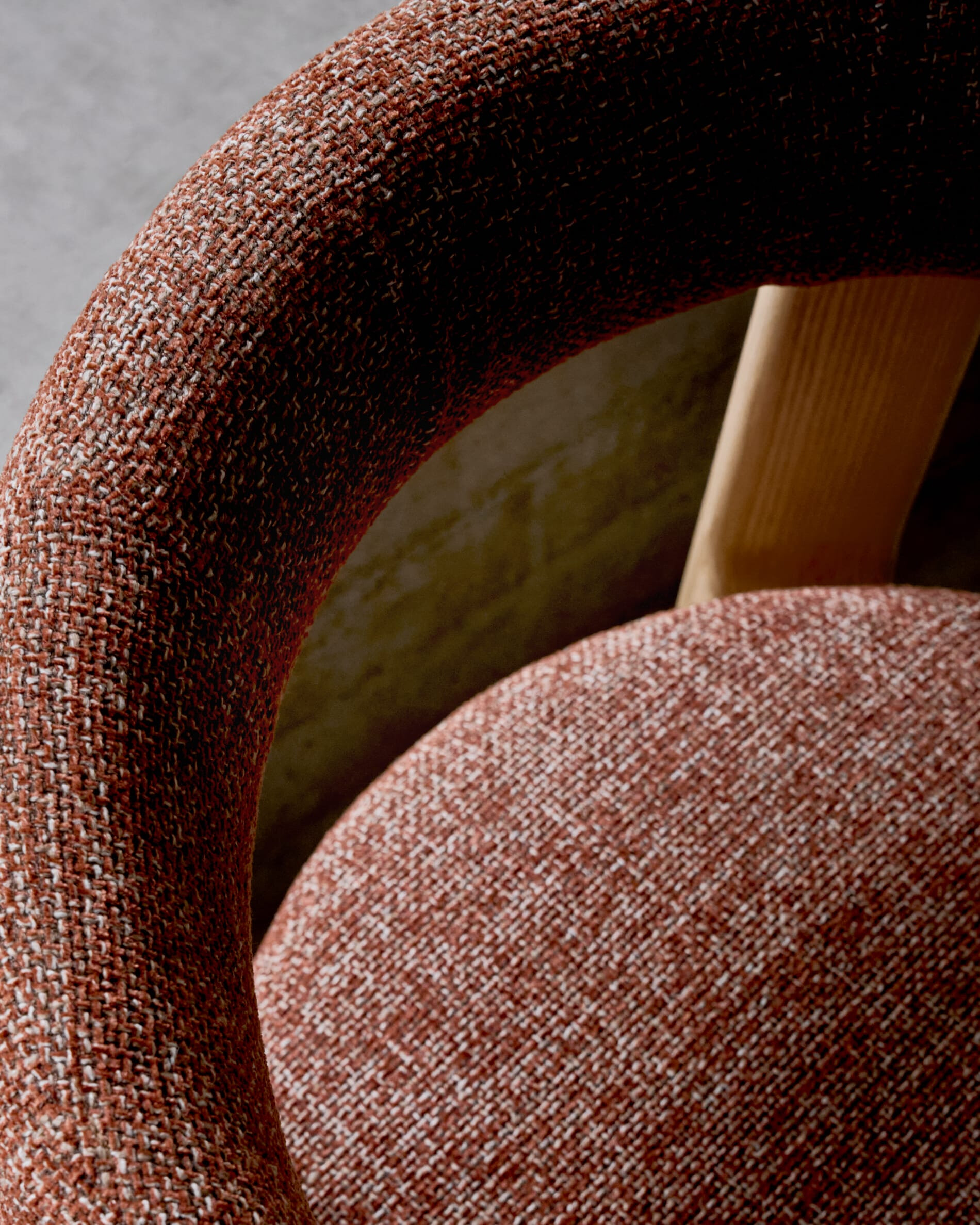 Kave Home Eetkamerstoel 'Granite' Chenille en essenhout, kleur Terracotta