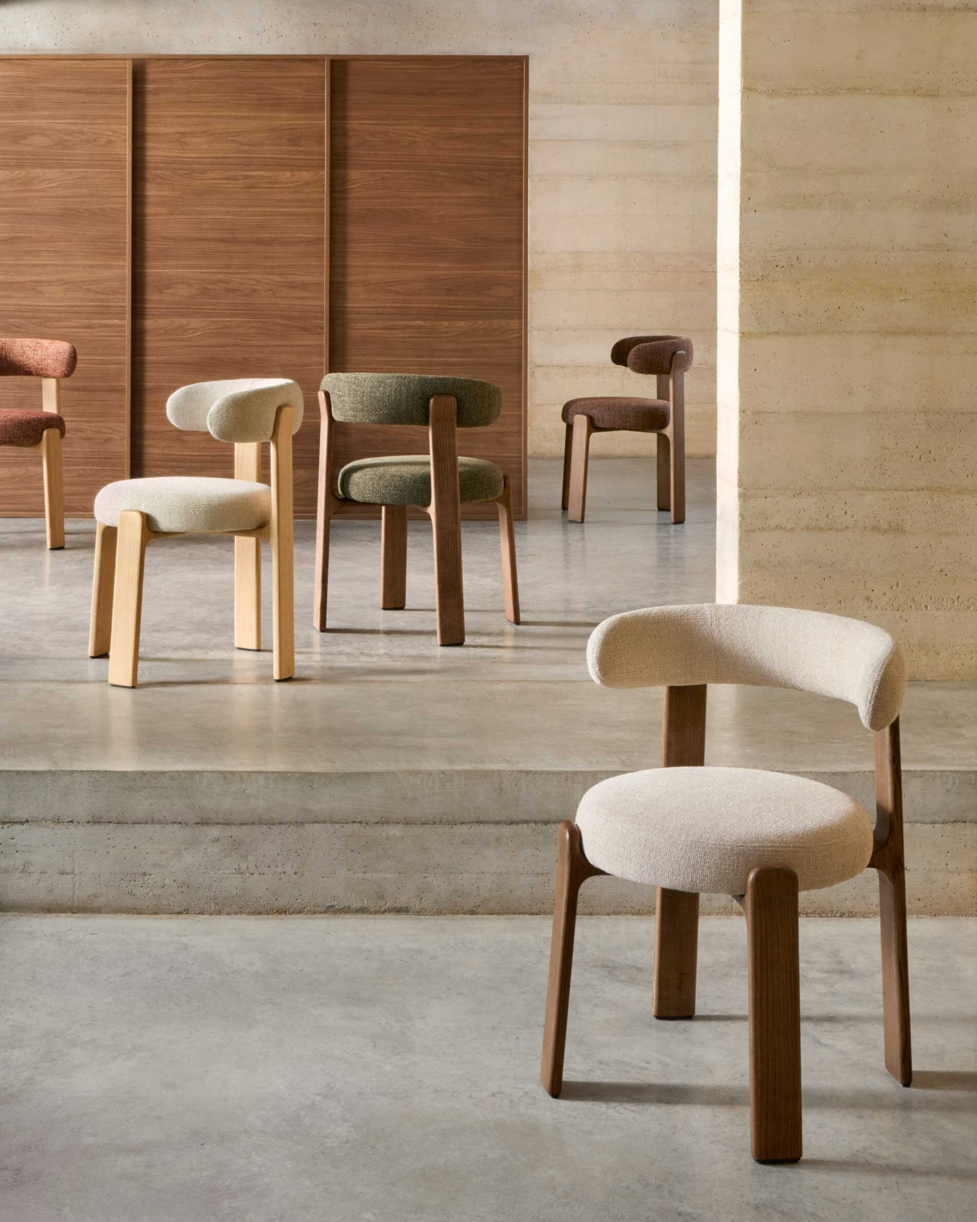 Kave Home Eetkamerstoel 'Granite' Chenille en essenhout, kleur Terracotta