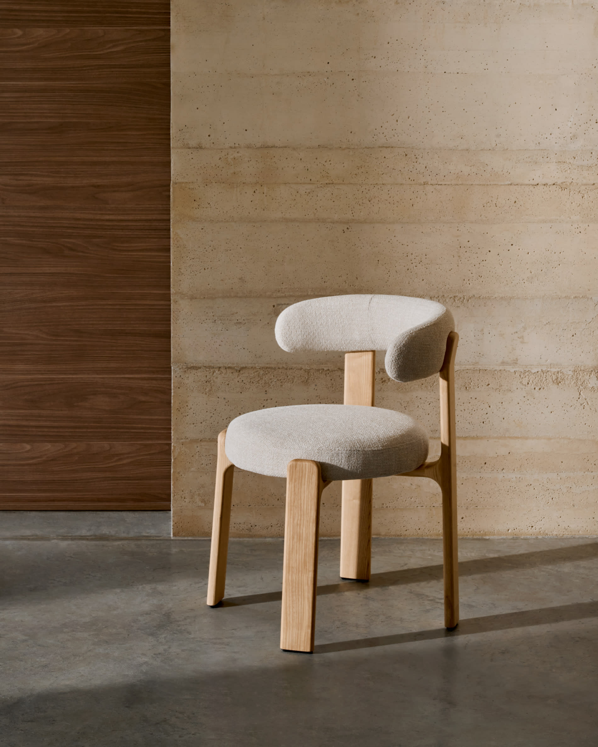 Kave Home Eetkamerstoel 'Granite' Chenille en essenhout, kleur Beige/Naturel