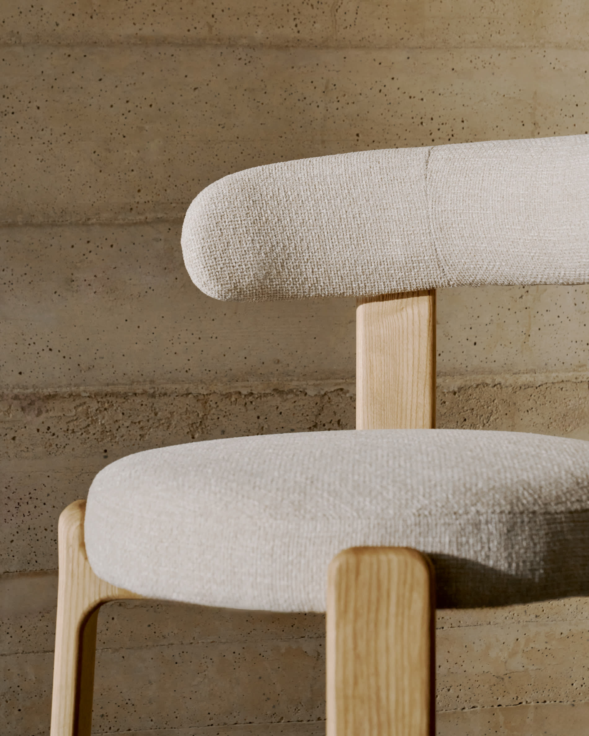 Kave Home Eetkamerstoel 'Granite' Chenille en essenhout, kleur Beige/Naturel