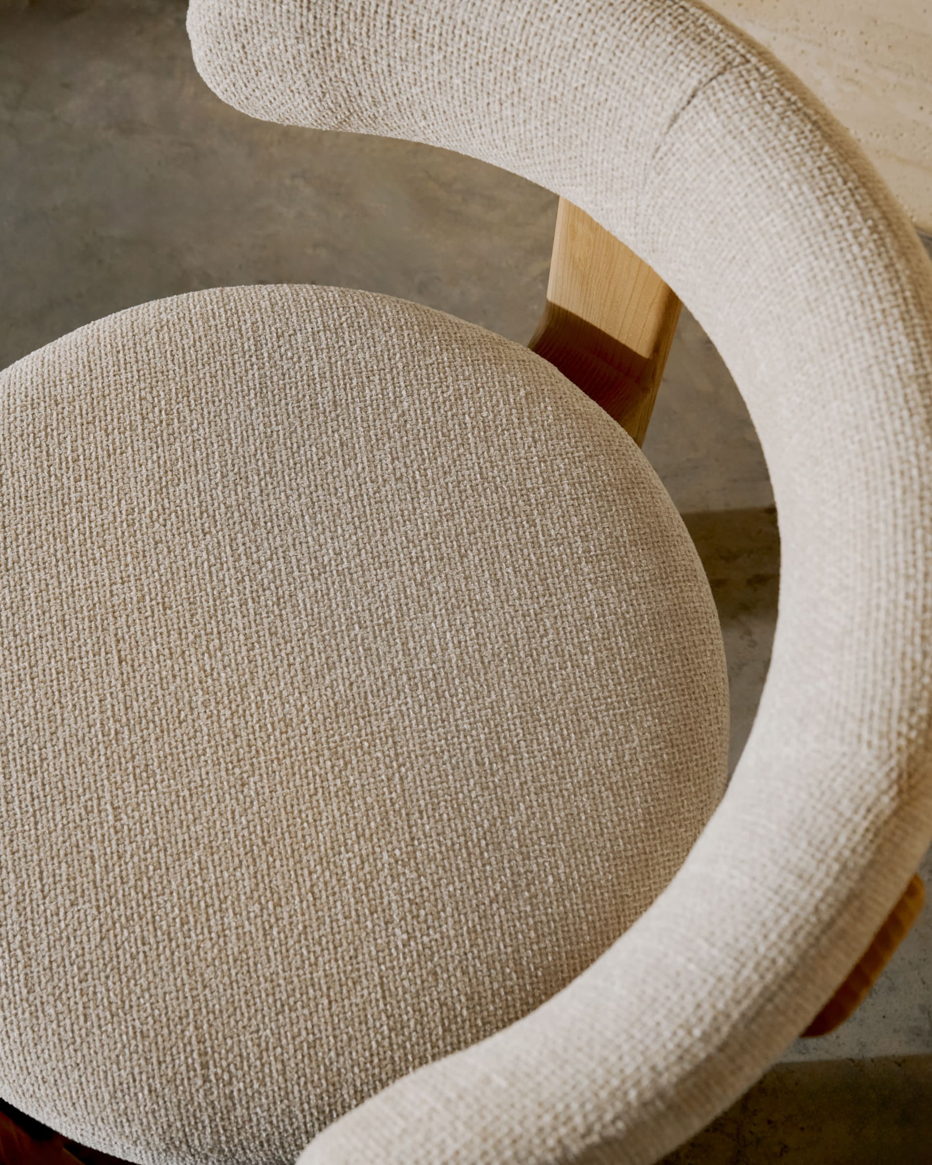 Kave Home Eetkamerstoel 'Granite' Chenille en essenhout, kleur Beige/Naturel
