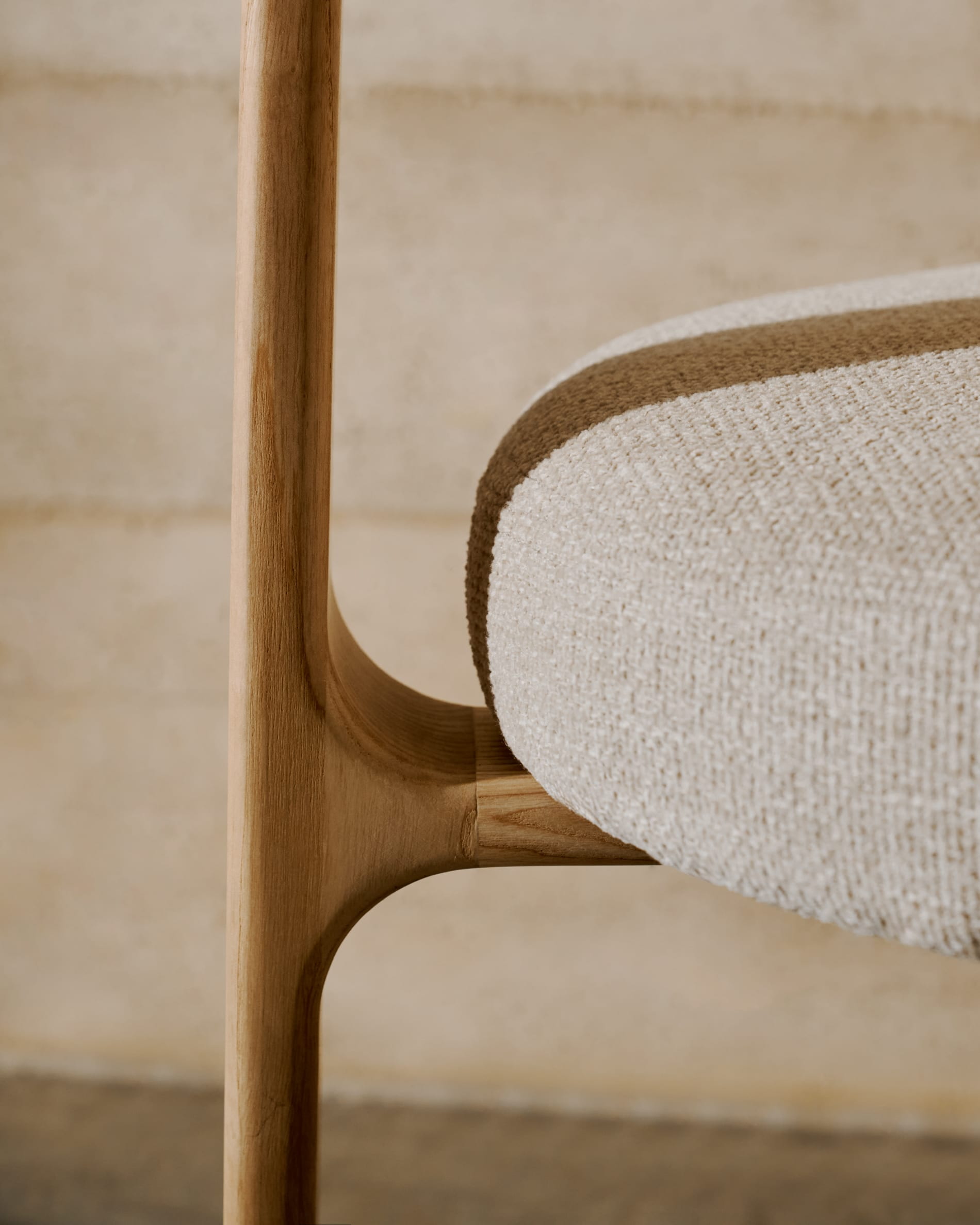 Kave Home Eetkamerstoel 'Granite' Chenille en essenhout, kleur Beige/Naturel
