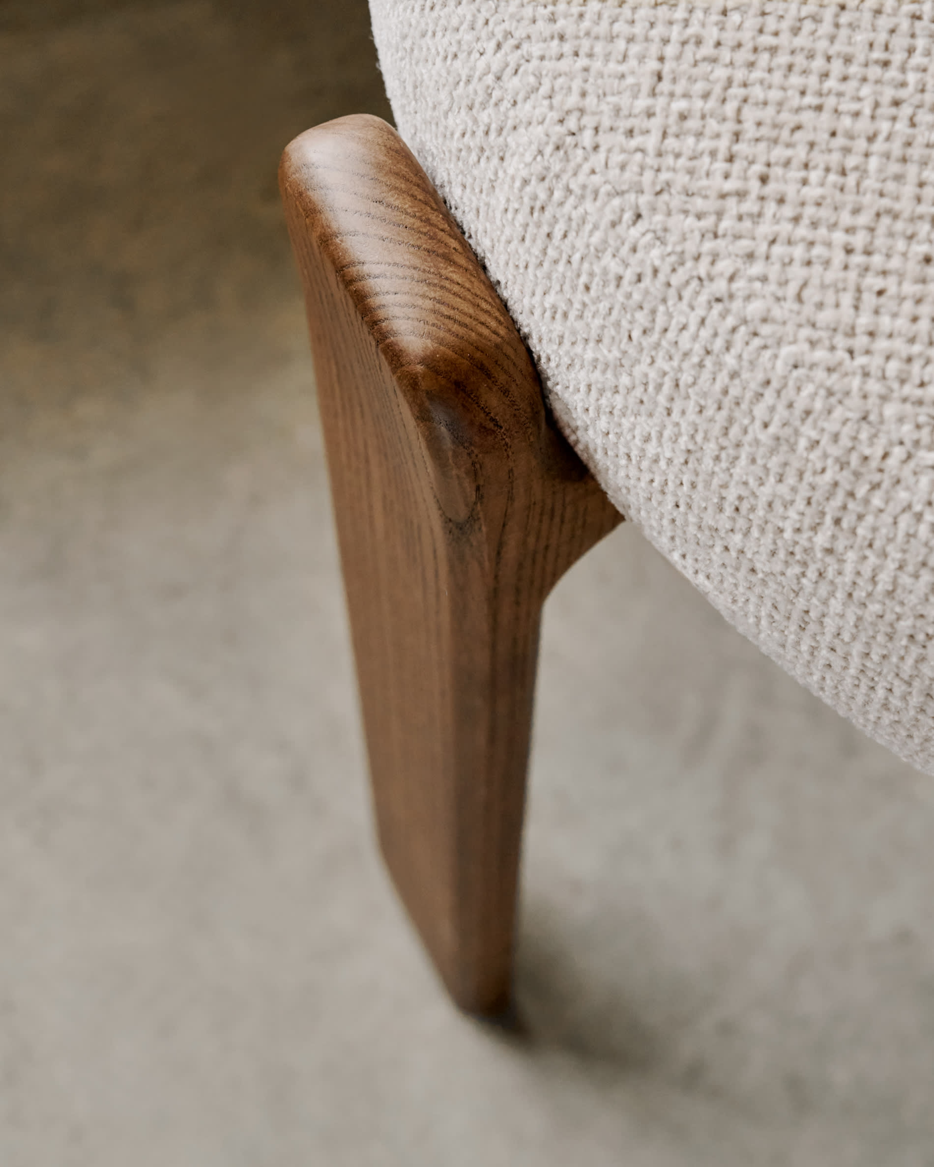 Kave Home Eetkamerstoel 'Granite' Chenille en essenhout, kleur Beige/Bruin