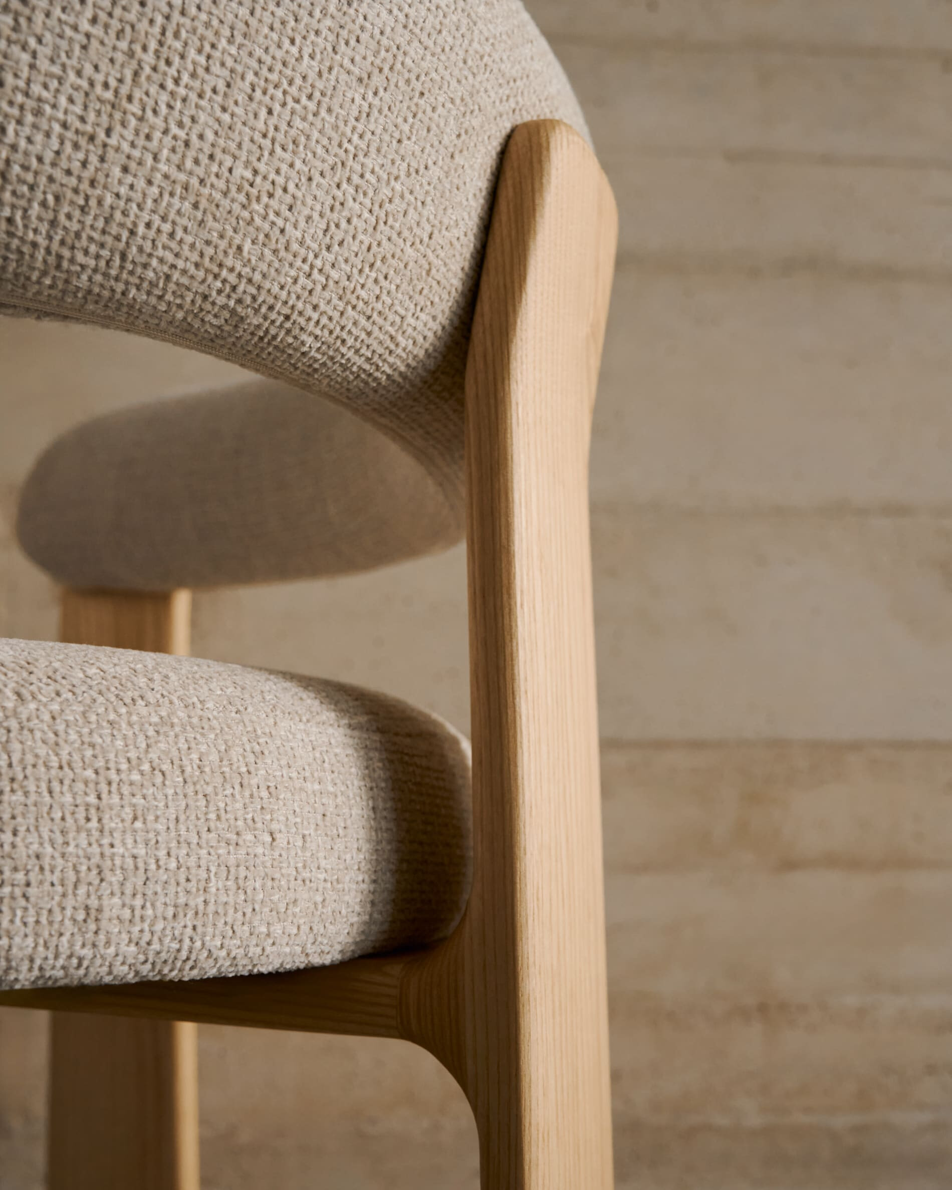 Kave Home Eetkamerstoel 'Granite' Chenille en essenhout, kleur Beige/Naturel