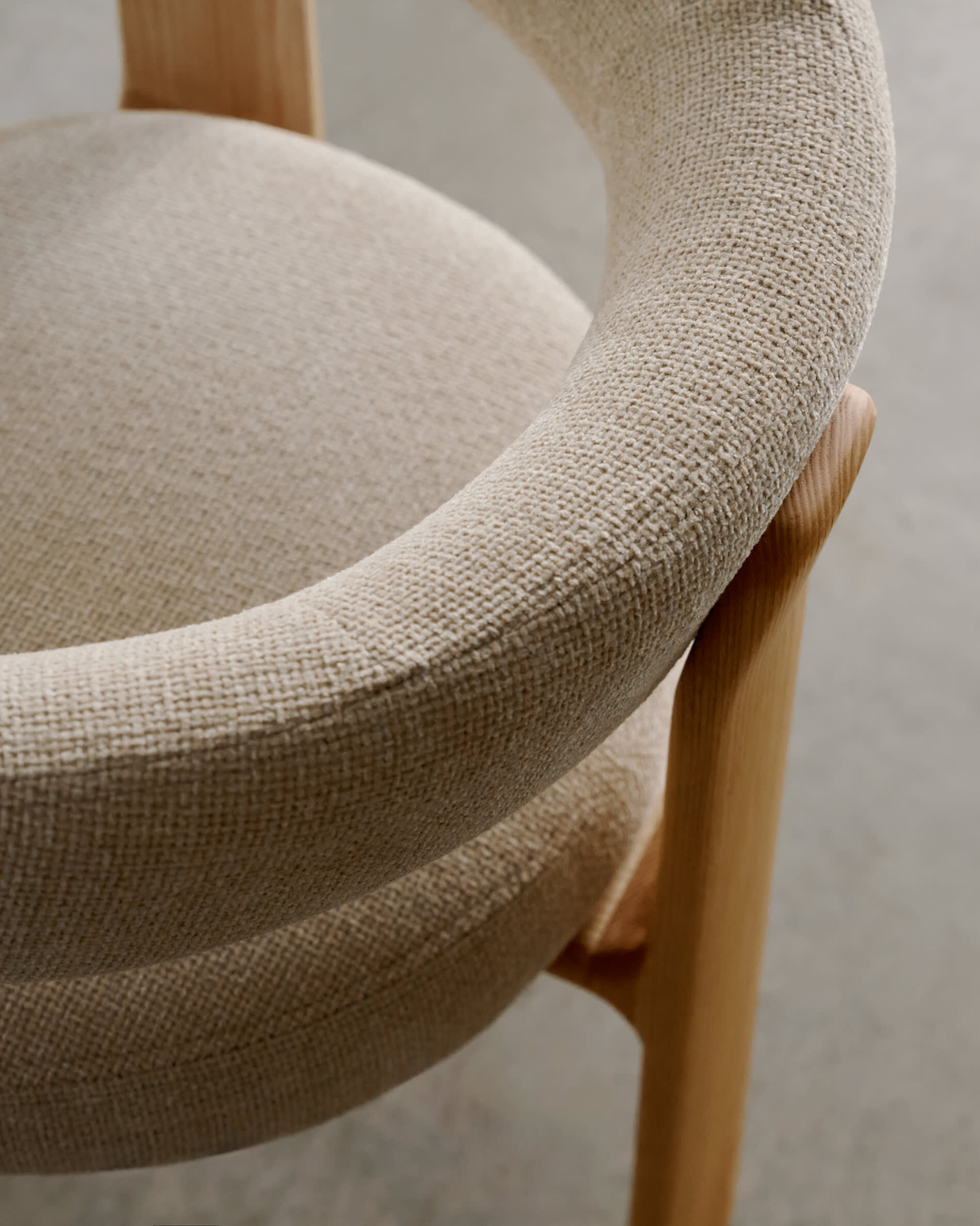 Kave Home Eetkamerstoel 'Granite' Chenille en essenhout, kleur Beige/Naturel