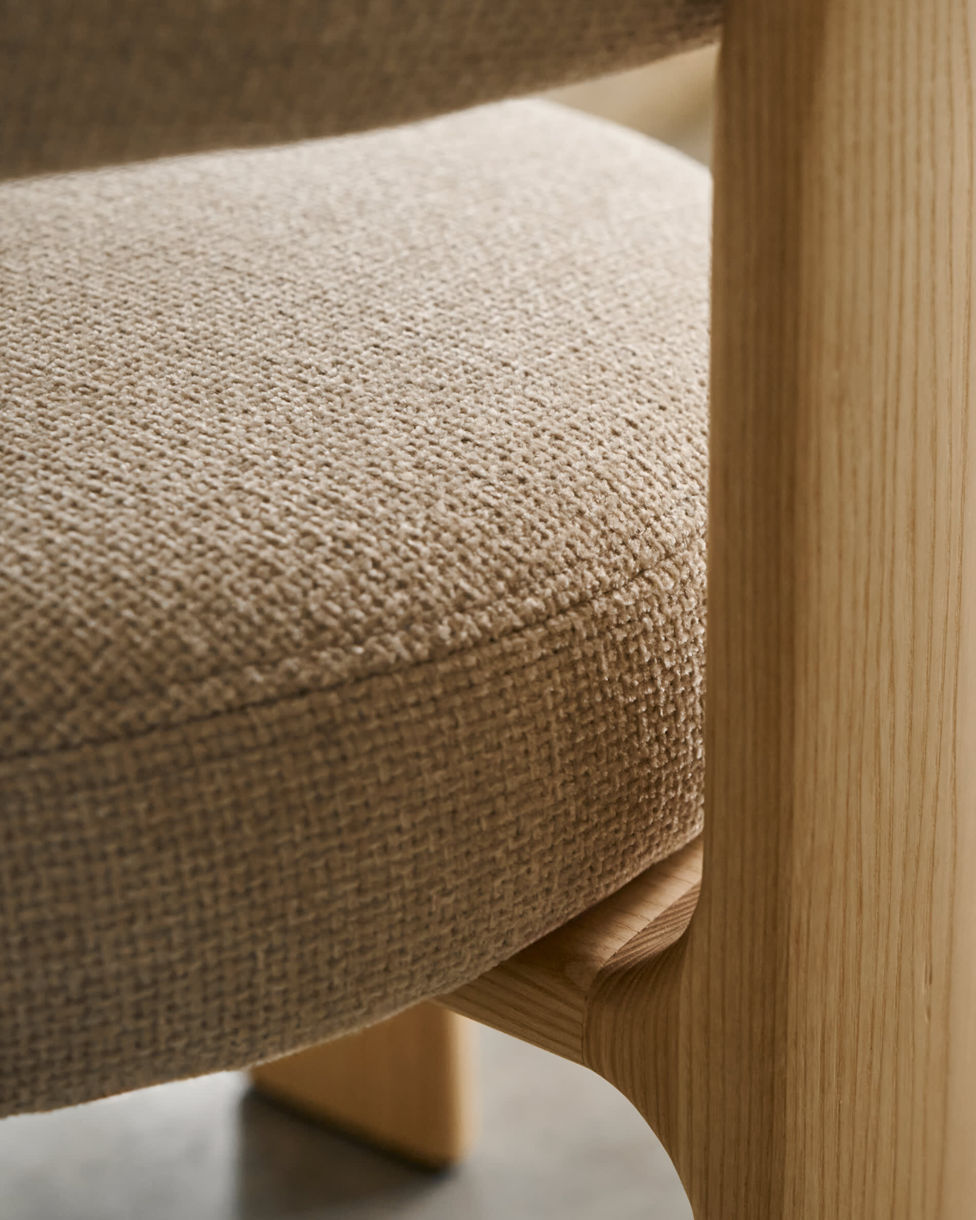 Kave Home Eetkamerstoel 'Granite' Chenille en essenhout, kleur Beige/Naturel