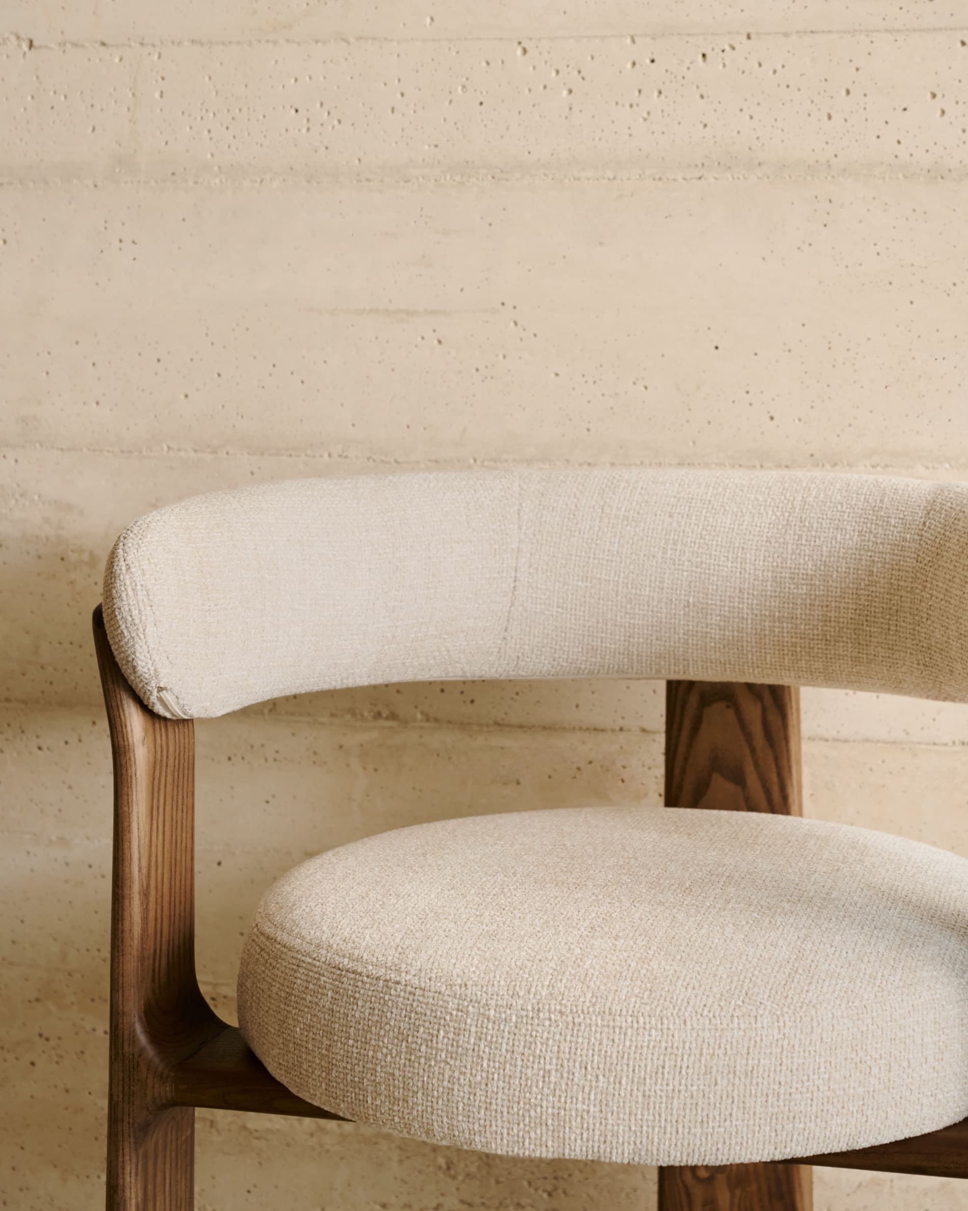 Kave Home Eetkamerstoel 'Granite' Chenille en essenhout, kleur Beige/Bruin