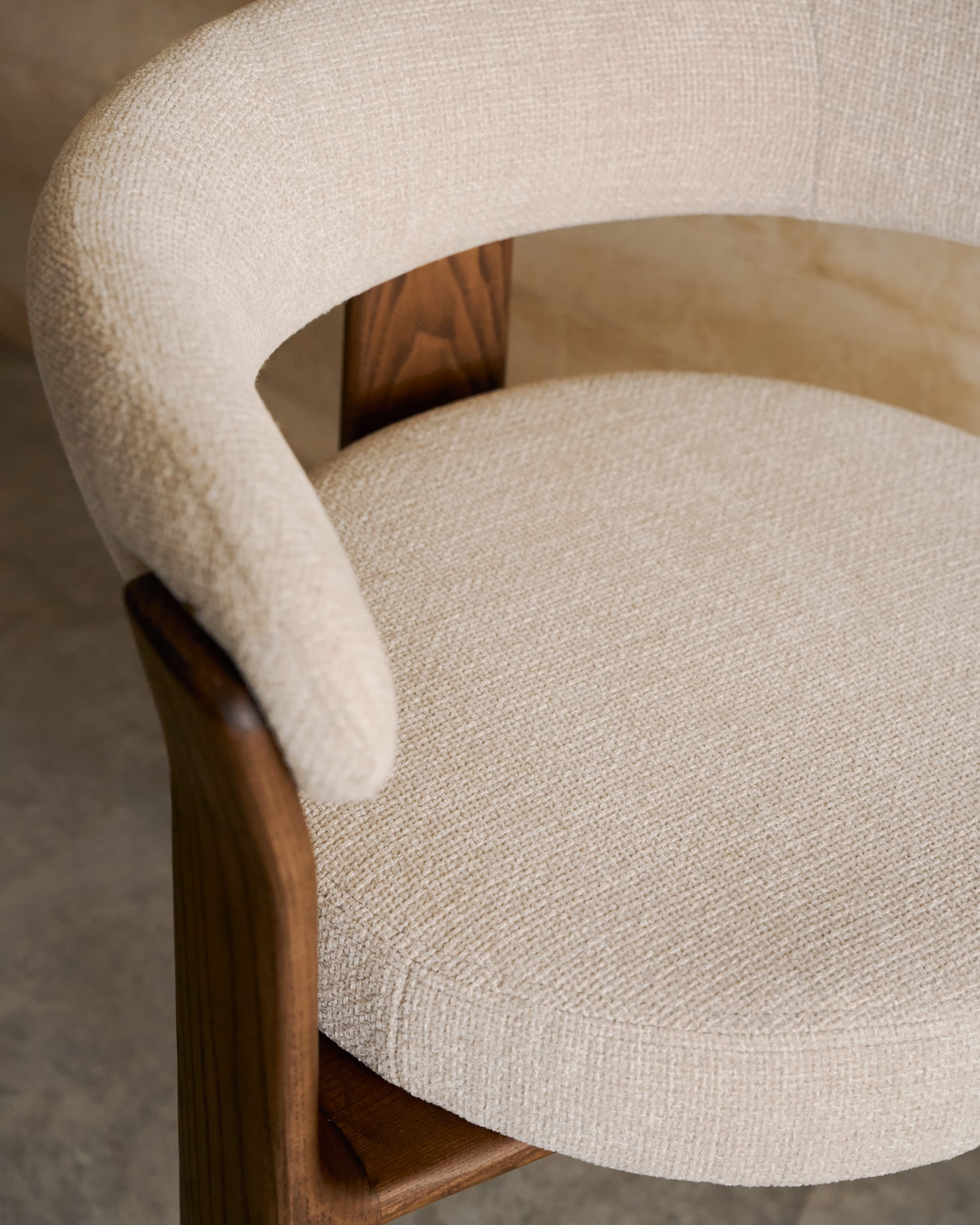 Kave Home Eetkamerstoel 'Granite' Chenille en essenhout, kleur Beige/Bruin