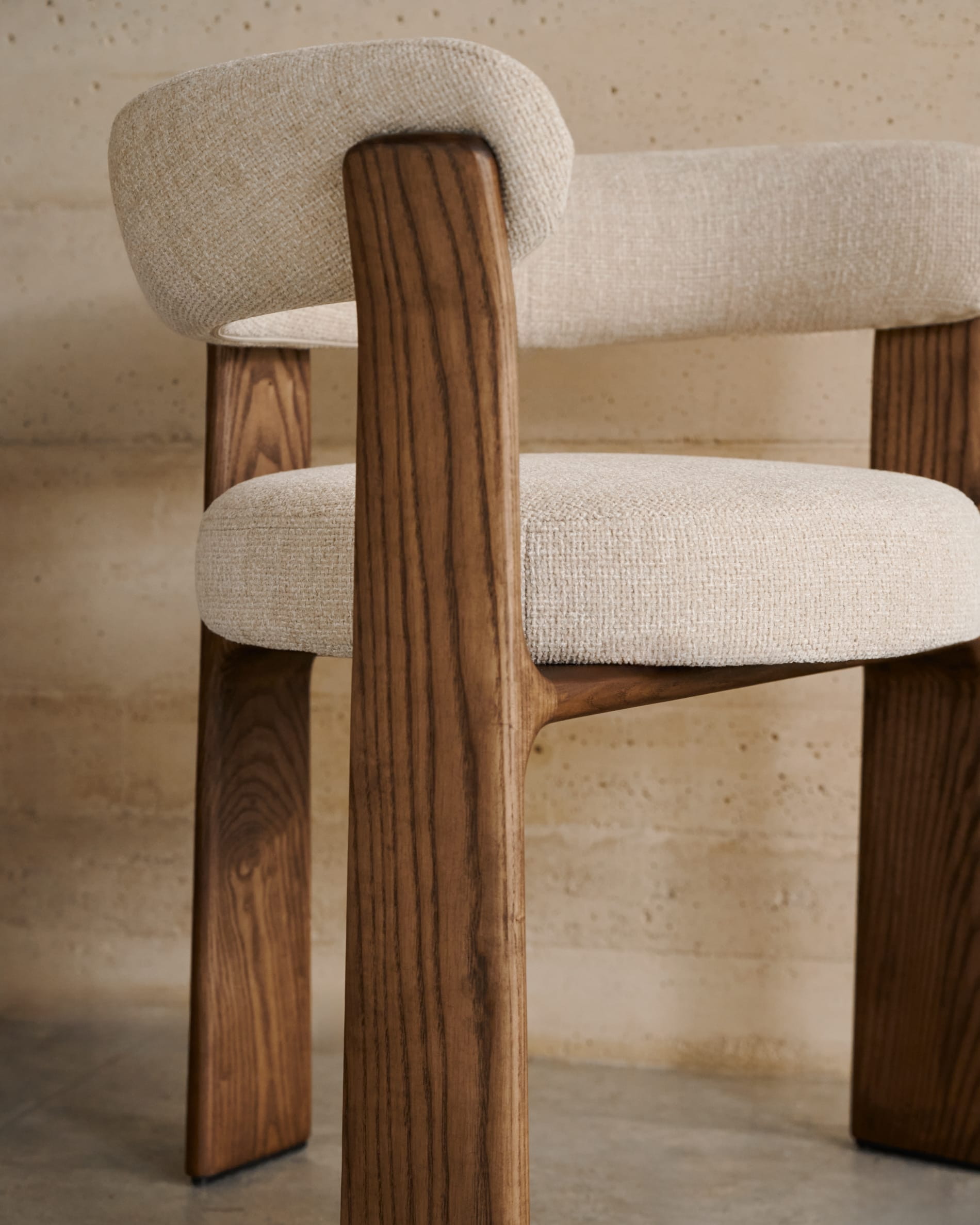 Kave Home Eetkamerstoel 'Granite' Chenille en essenhout, kleur Beige/Bruin